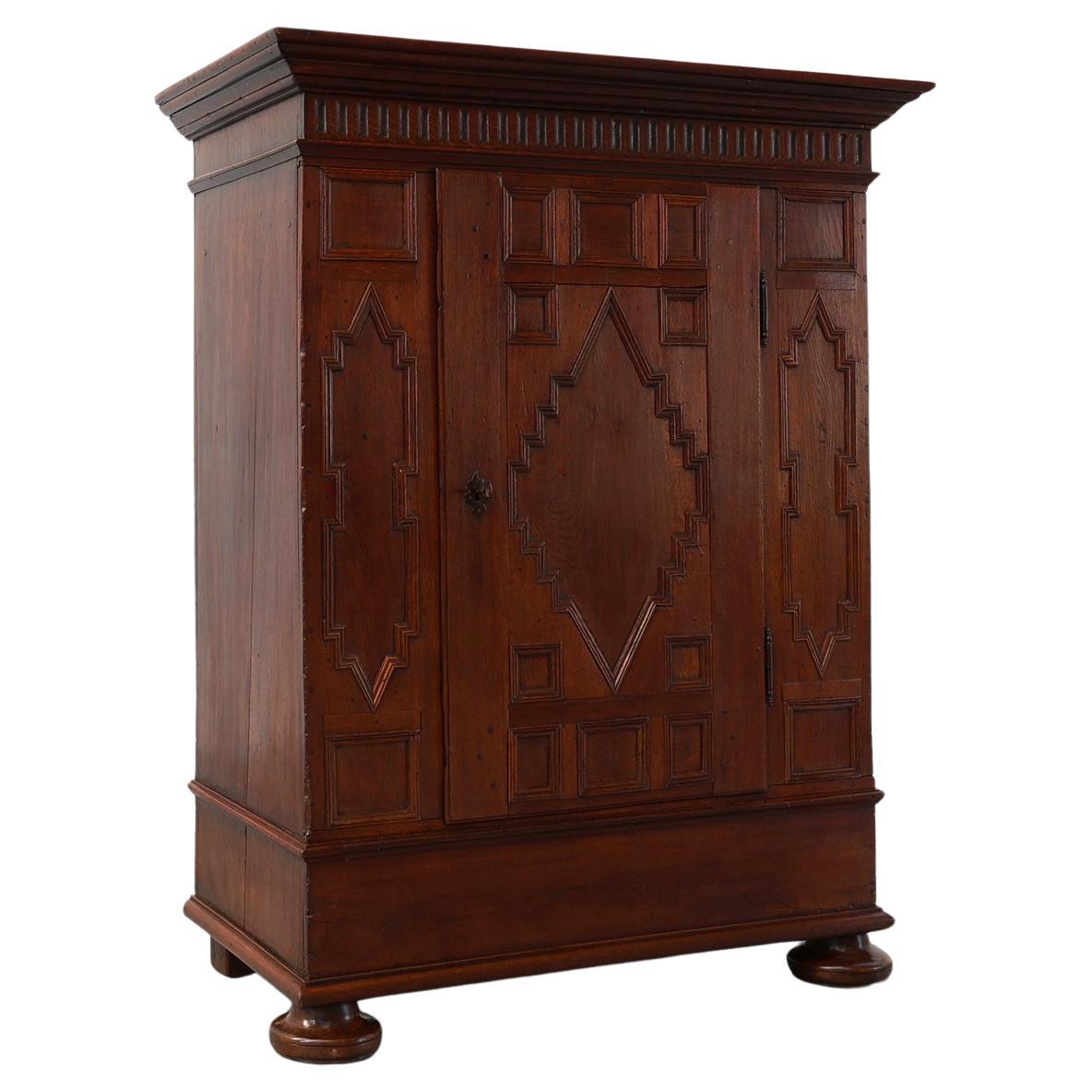 Armoire ancienne en chêne, sculptée à la main, du 16ème siècle.