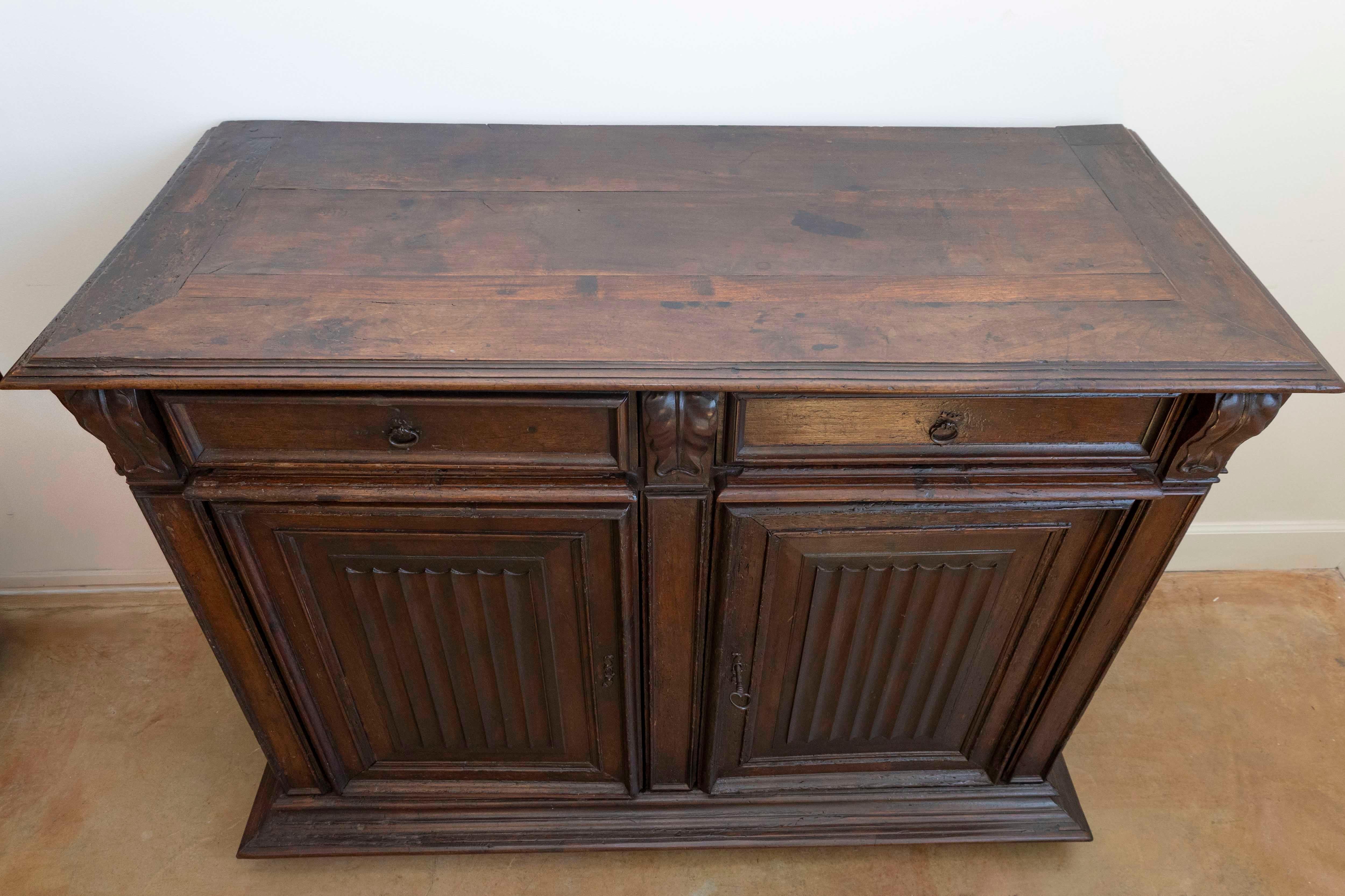 Rinascimento Buffet francese del XVI secolo del periodo HENRY II in noce con ornamenti in tessuto Foldes in vendita
