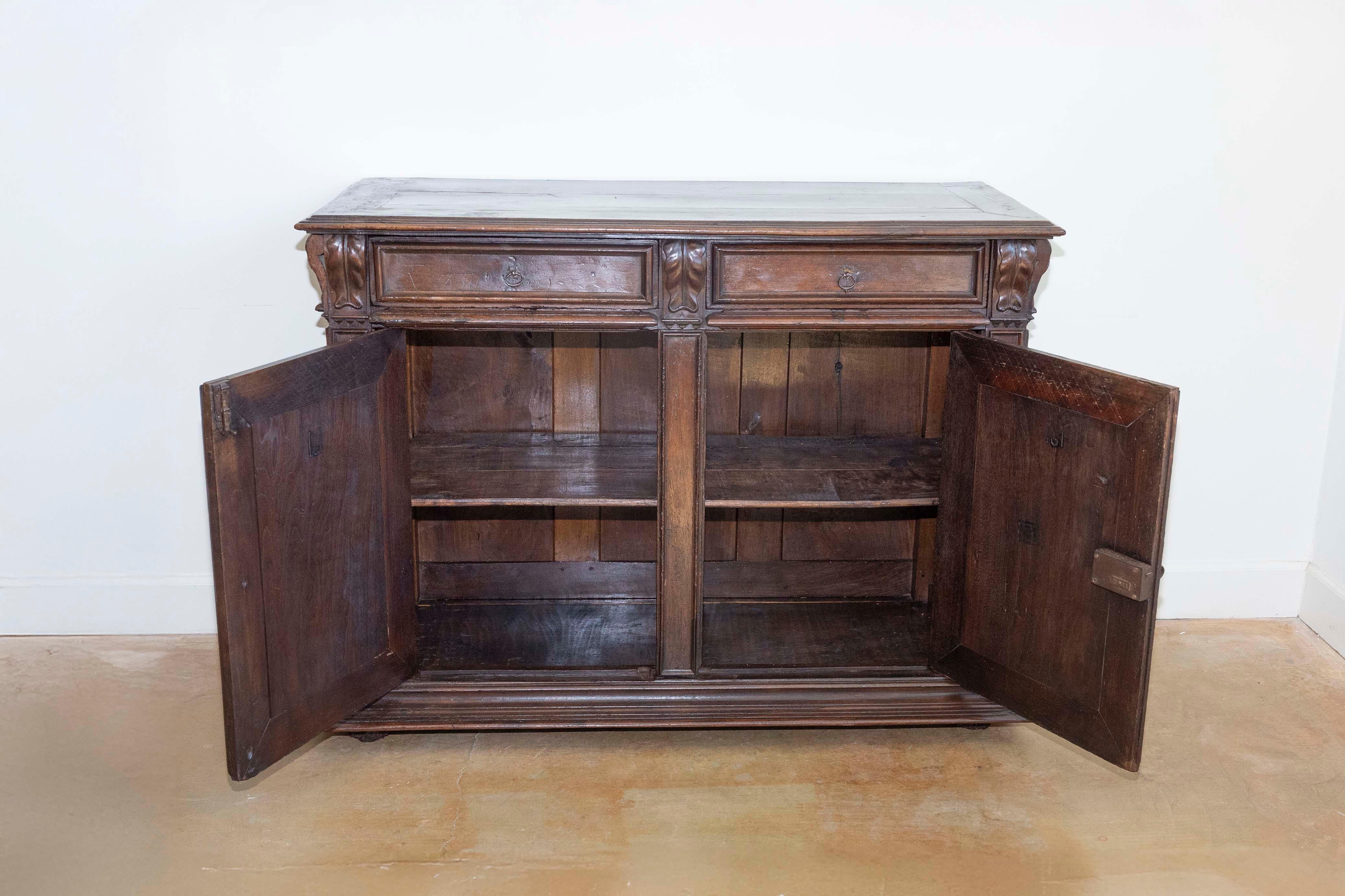 Francese Buffet francese del XVI secolo del periodo HENRY II in noce con ornamenti in tessuto Foldes in vendita