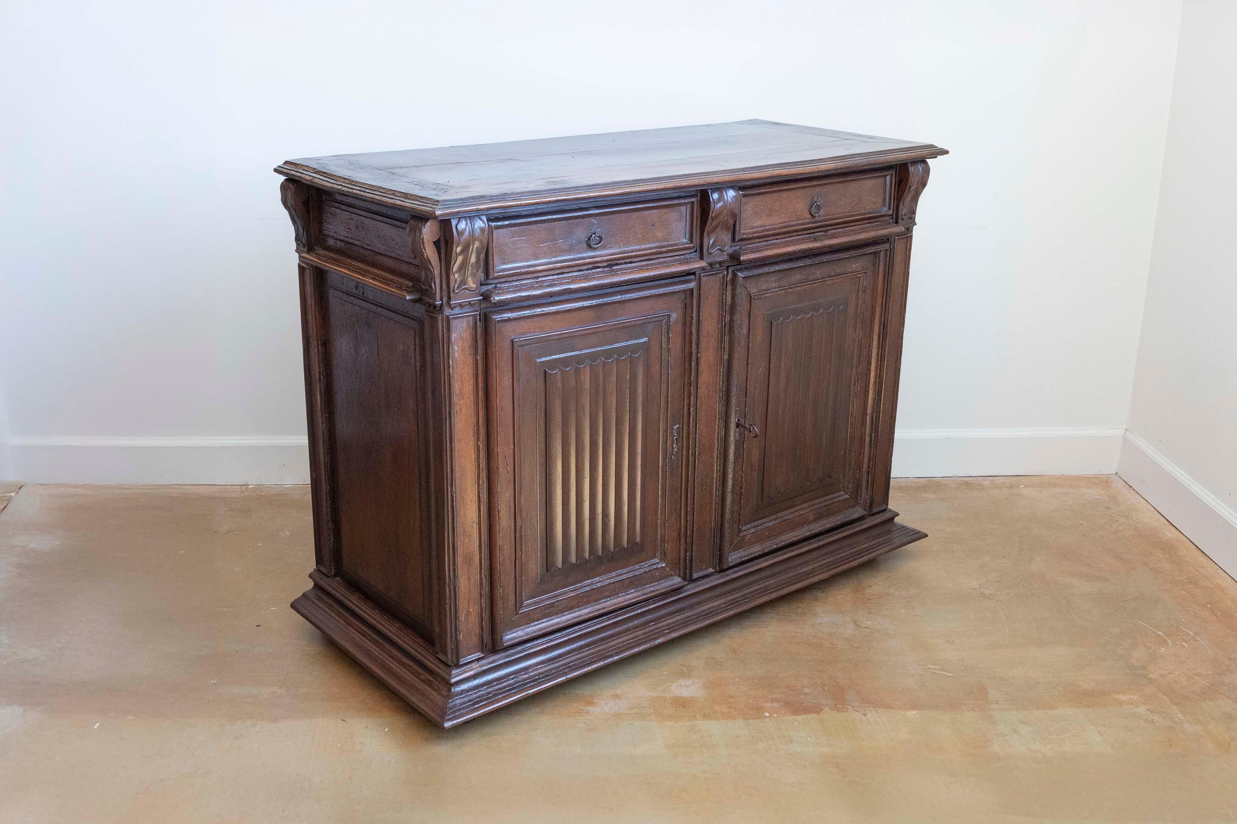 Intagliato a mano Buffet francese del XVI secolo del periodo HENRY II in noce con ornamenti in tessuto Foldes in vendita
