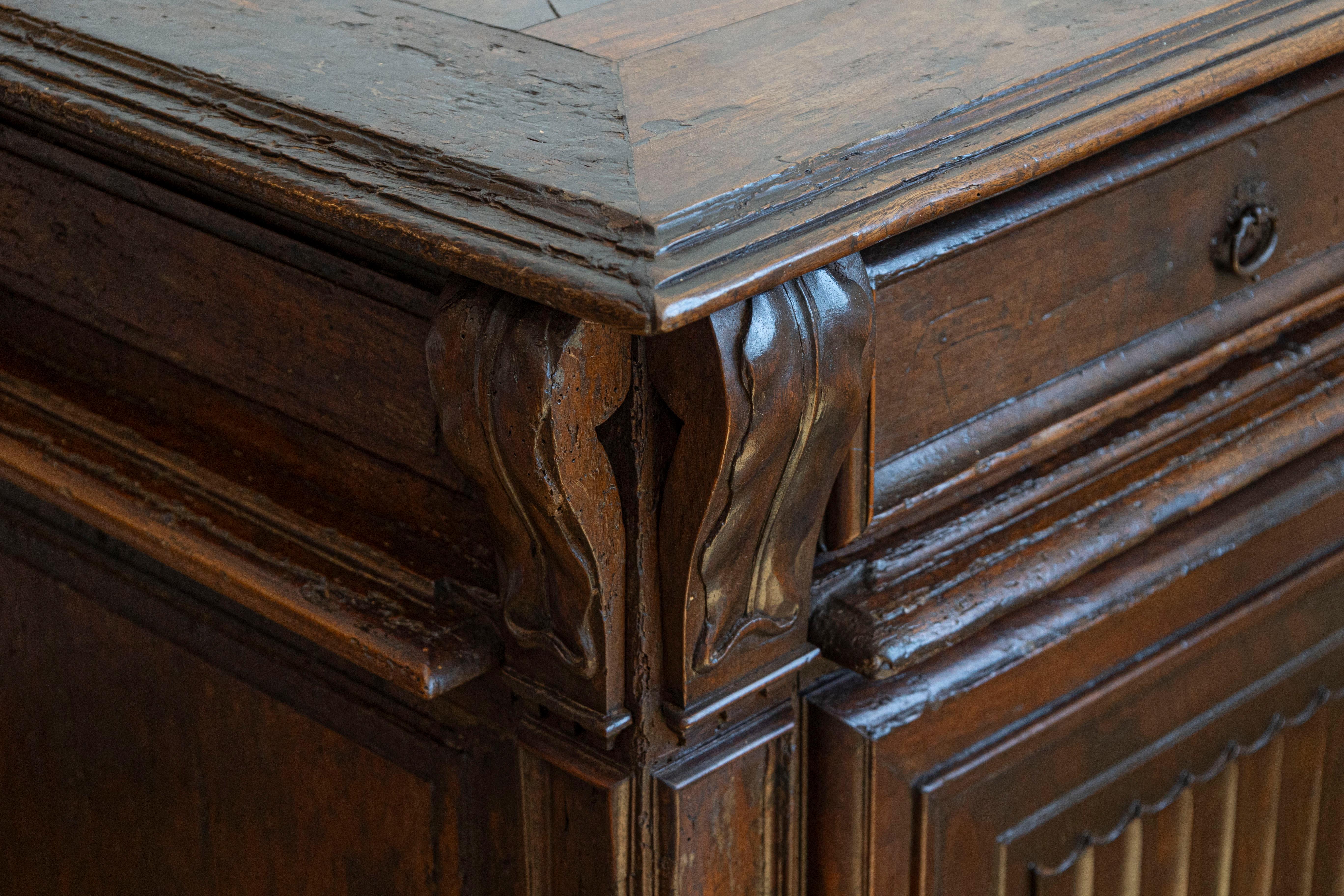 Fino al XVIII secolo Buffet francese del XVI secolo del periodo HENRY II in noce con ornamenti in tessuto Foldes in vendita