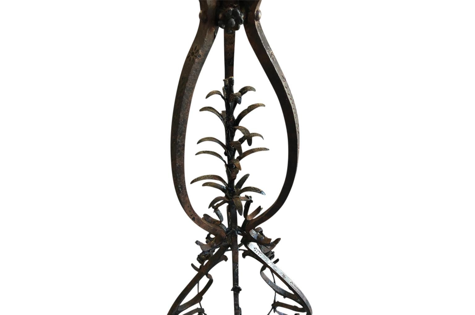 XVIIIe siècle et antérieur Lanterne torchère française du 16ème siècle sur pied en vente