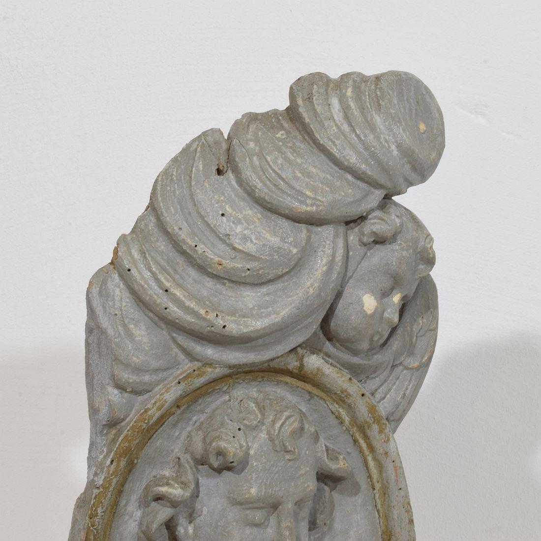 Pannello barocco in legno intagliato del XVII/XVIII secolo raffigurante un santo e degli angeli in vendita 2