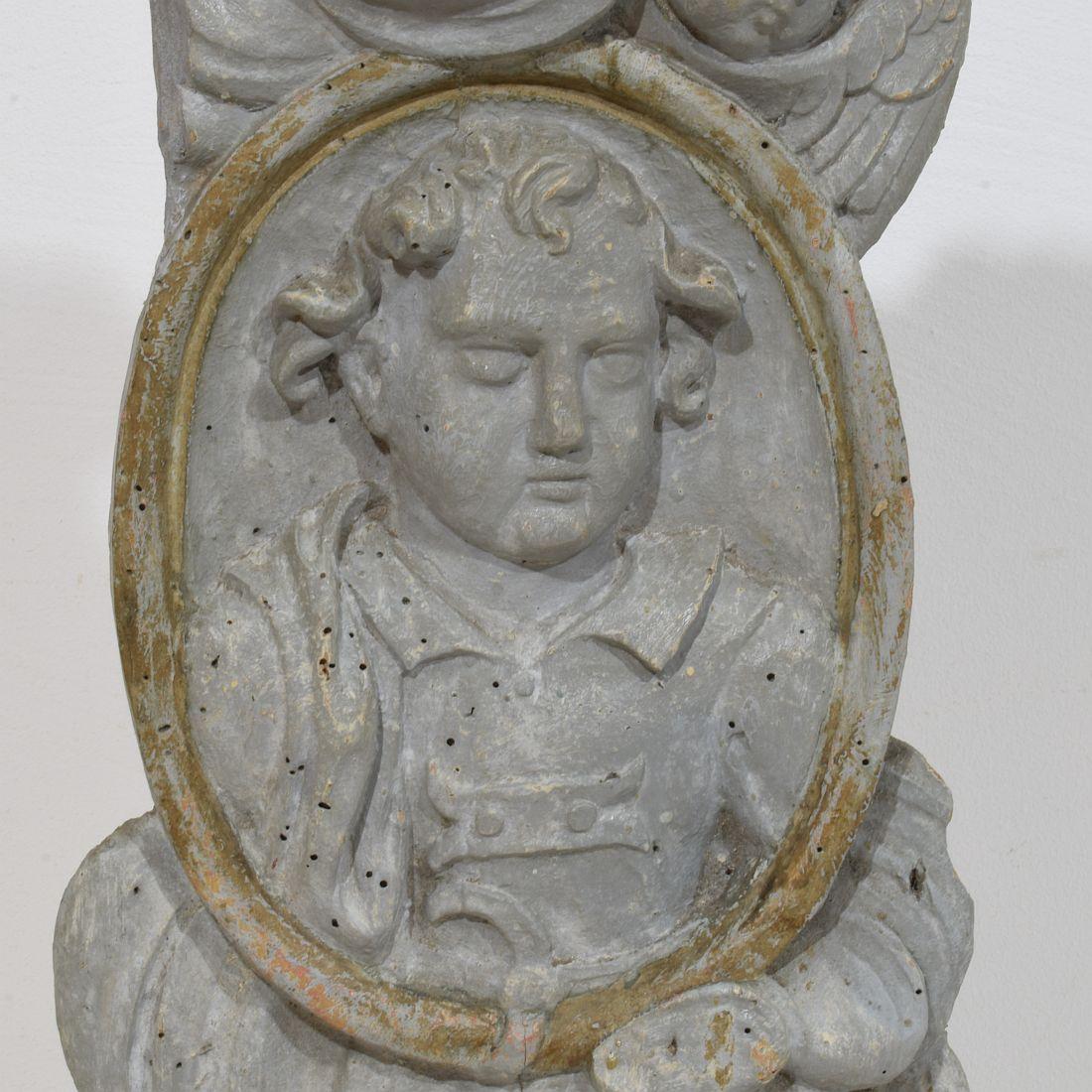 Pannello barocco in legno intagliato del XVII/XVIII secolo raffigurante un santo e degli angeli in vendita 4