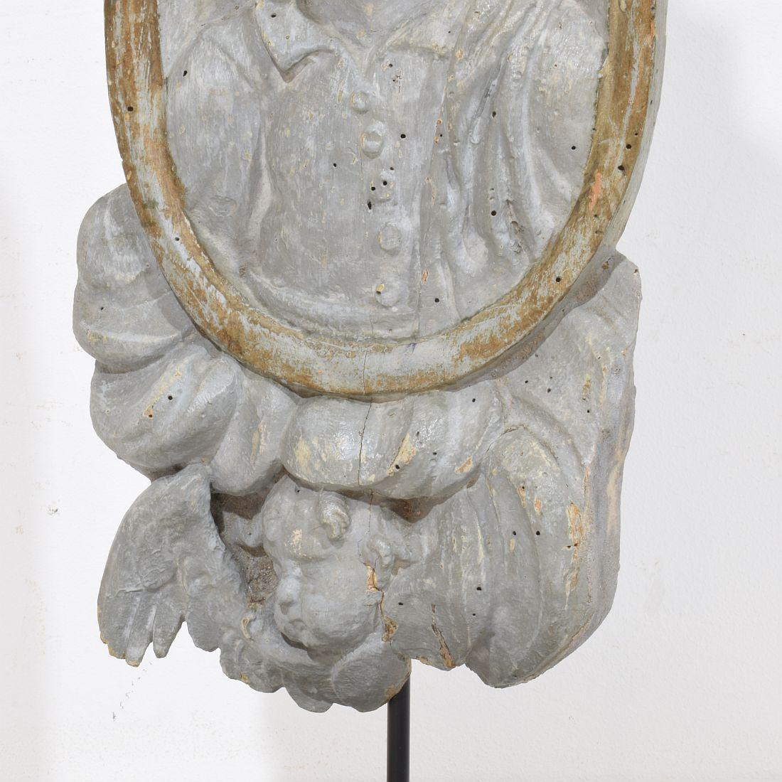 Französisch 17/ 18. Jahrhundert geschnitzte Barocktafel mit Darstellung eines Heiligen und Engeln im Angebot 8