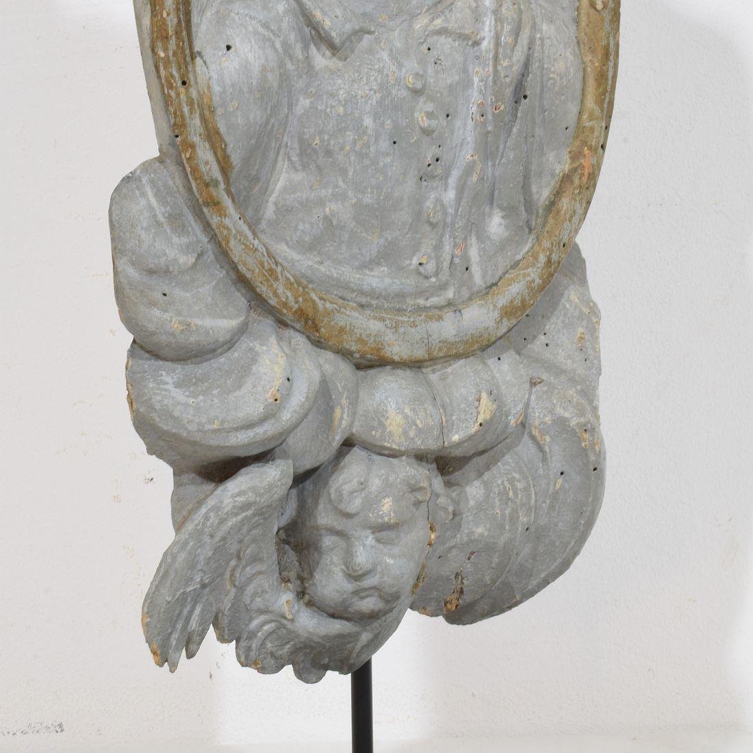 Französisch 17/ 18. Jahrhundert geschnitzte Barocktafel mit Darstellung eines Heiligen und Engeln im Angebot 10