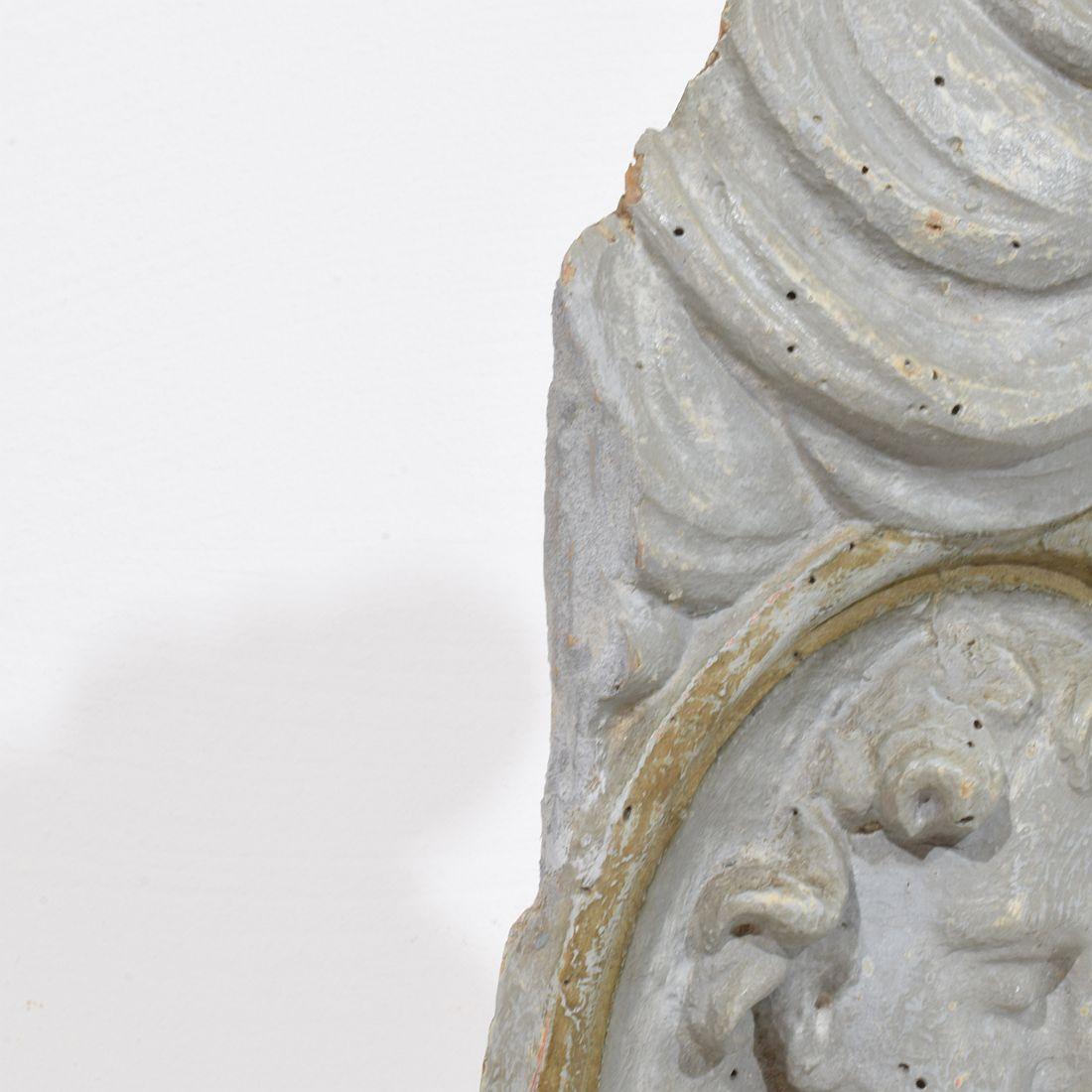 Pannello barocco in legno intagliato del XVII/XVIII secolo raffigurante un santo e degli angeli in vendita 9