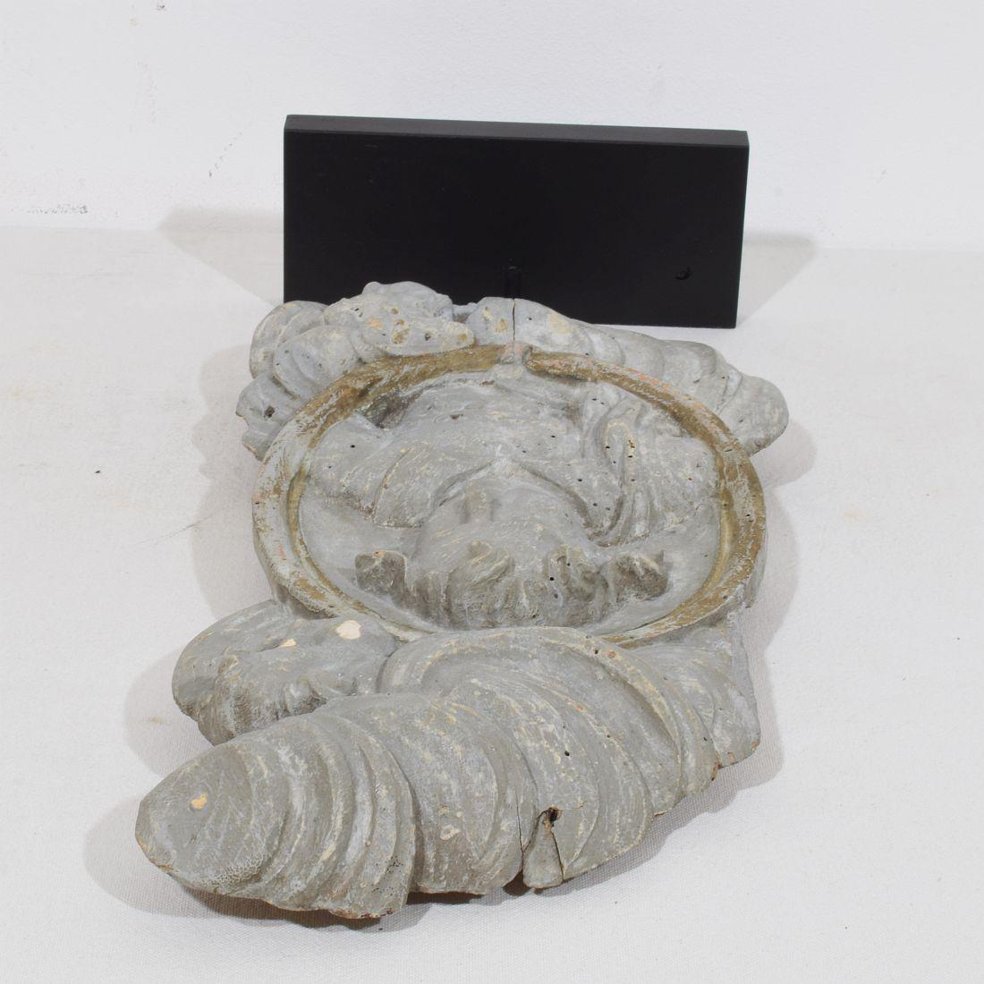 Pannello barocco in legno intagliato del XVII/XVIII secolo raffigurante un santo e degli angeli in vendita 10