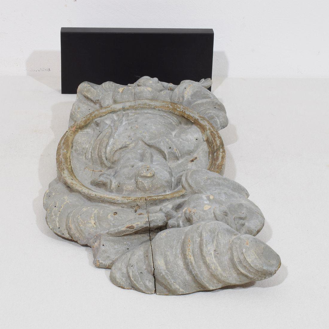 Französisch 17/ 18. Jahrhundert geschnitzte Barocktafel mit Darstellung eines Heiligen und Engeln im Angebot 13