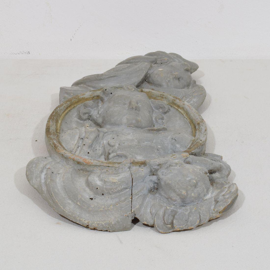 Pannello barocco in legno intagliato del XVII/XVIII secolo raffigurante un santo e degli angeli in vendita 11