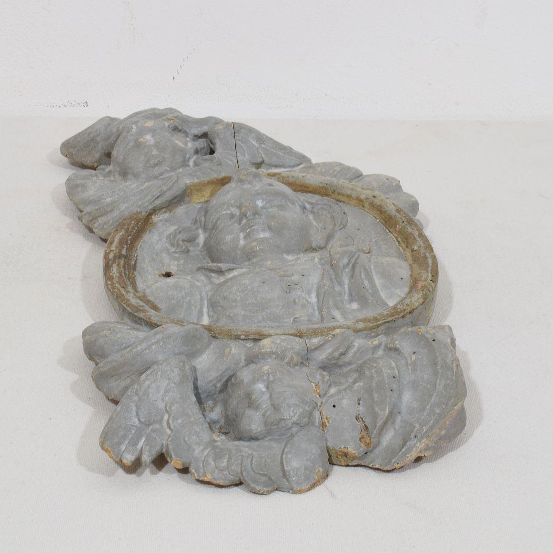 Französisch 17/ 18. Jahrhundert geschnitzte Barocktafel mit Darstellung eines Heiligen und Engeln im Angebot 14