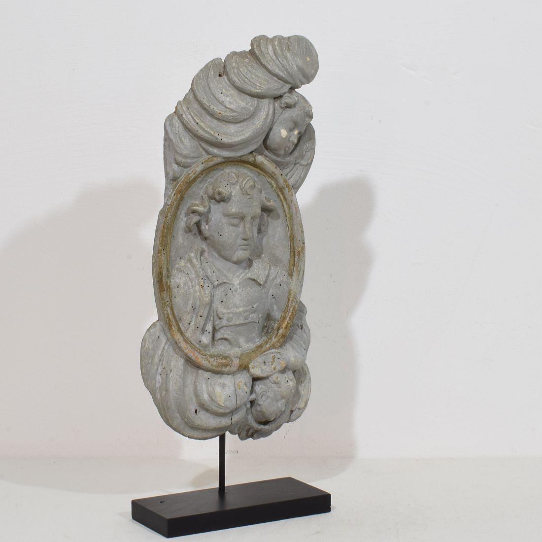 Barocco Pannello barocco in legno intagliato del XVII/XVIII secolo raffigurante un santo e degli angeli in vendita