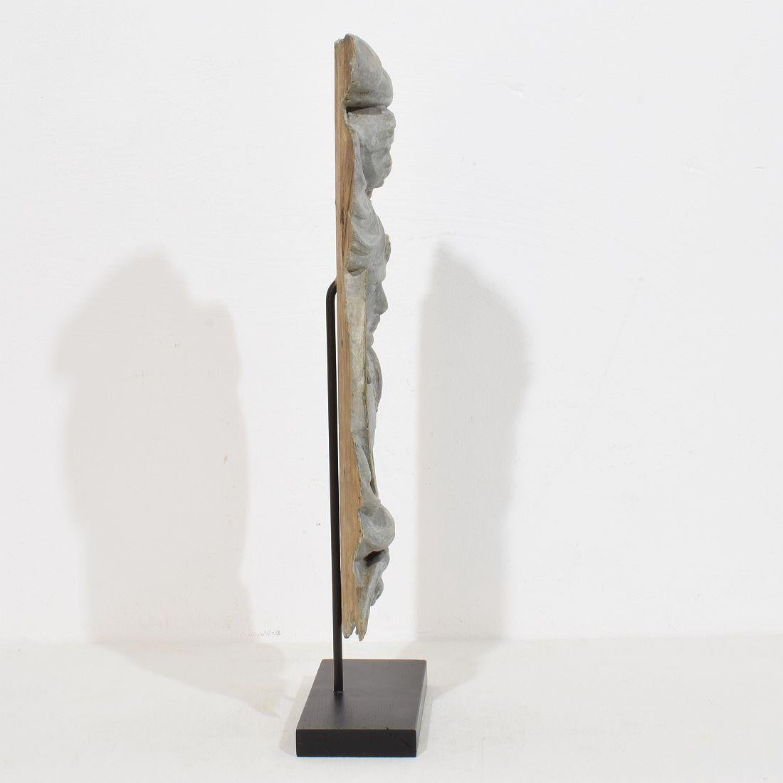 Französisch 17/ 18. Jahrhundert geschnitzte Barocktafel mit Darstellung eines Heiligen und Engeln im Zustand „Relativ gut“ im Angebot in Buisson, FR