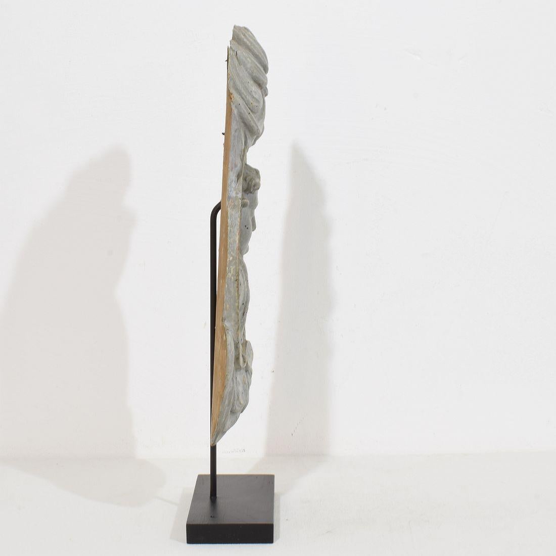 Francese Pannello barocco in legno intagliato del XVII/XVIII secolo raffigurante un santo e degli angeli in vendita