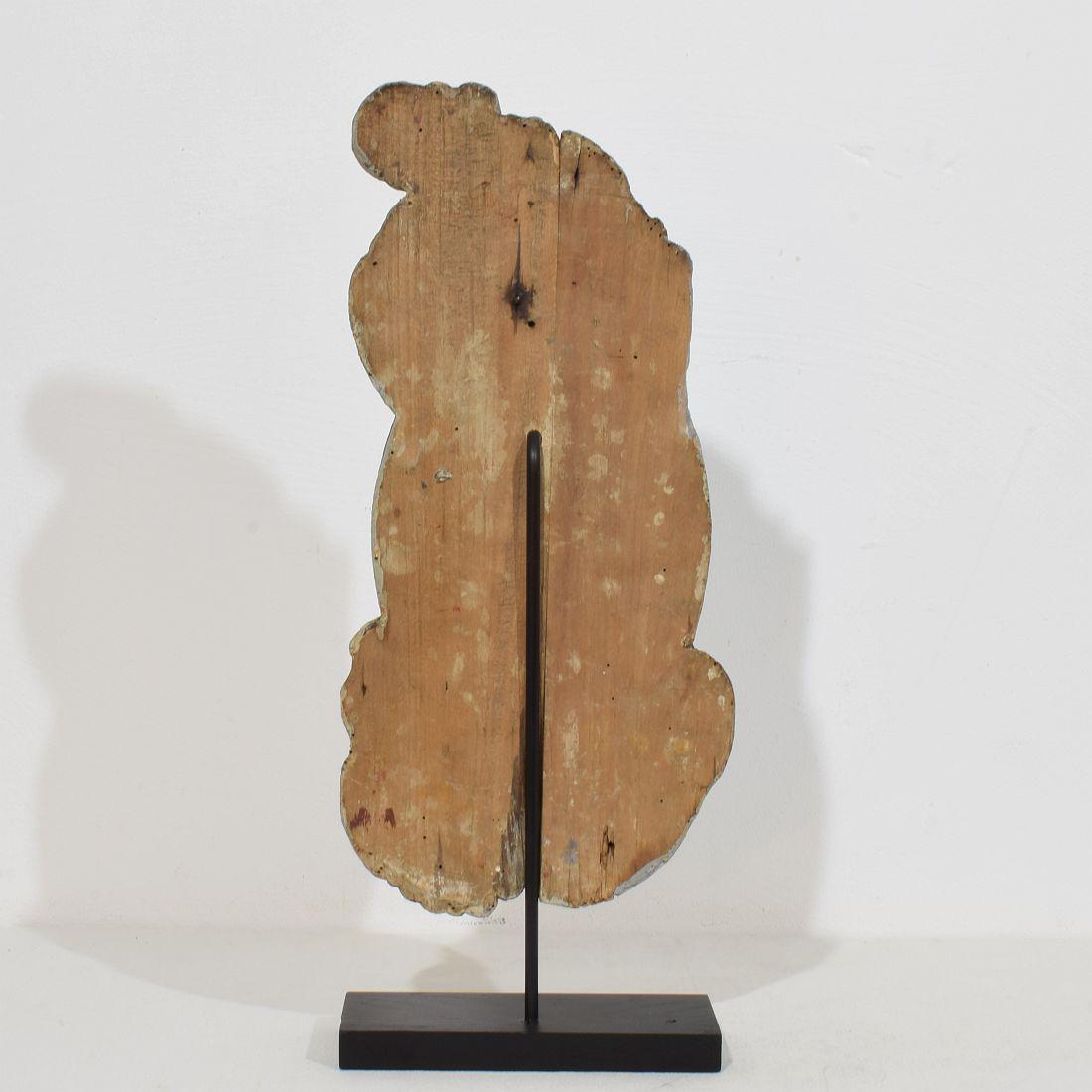 Intagliato a mano Pannello barocco in legno intagliato del XVII/XVIII secolo raffigurante un santo e degli angeli in vendita