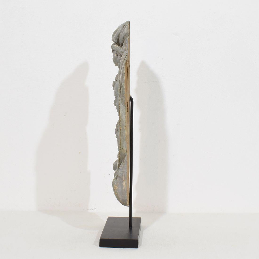 Französisch 17/ 18. Jahrhundert geschnitzte Barocktafel mit Darstellung eines Heiligen und Engeln (Holz) im Angebot