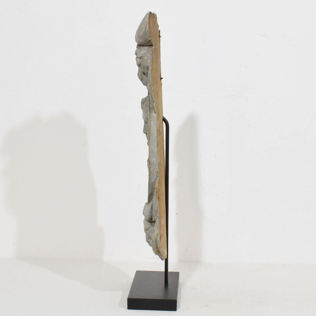 Pannello barocco in legno intagliato del XVII/XVIII secolo raffigurante un santo e degli angeli In condizioni buone in vendita a Buisson, FR