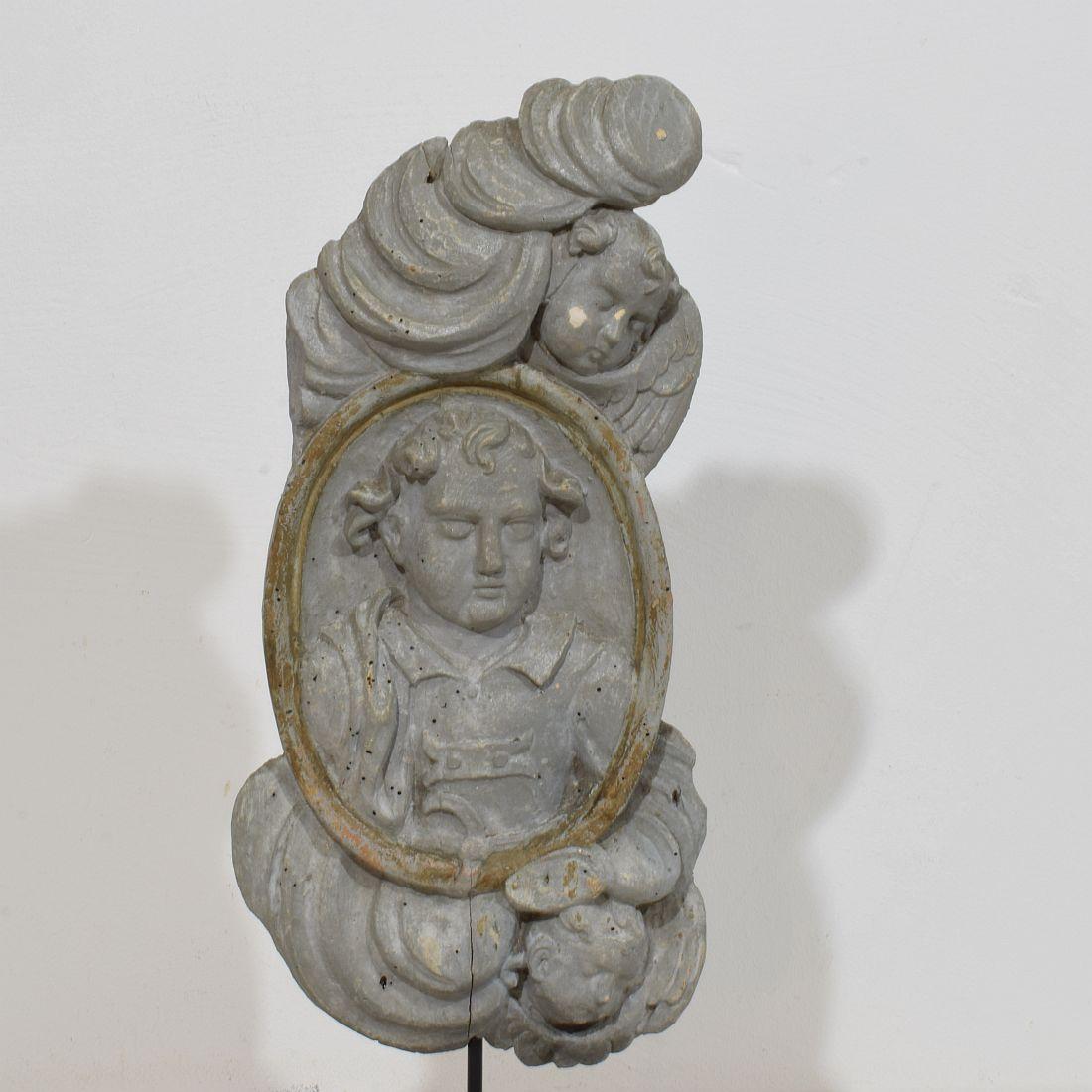 Fino al XVIII secolo Pannello barocco in legno intagliato del XVII/XVIII secolo raffigurante un santo e degli angeli in vendita