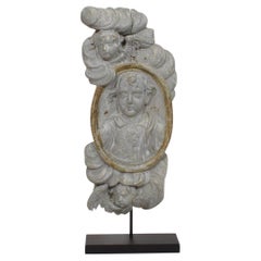 Pannello barocco in legno intagliato del XVII/XVIII secolo raffigurante un santo e degli angeli