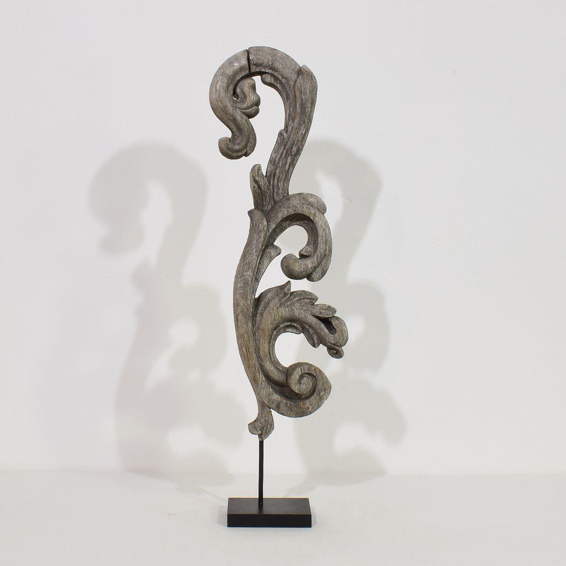 Beautiful handcarved and natural weathered oak baroque ornament . Was once part of a larger piece. Weathered and old repair
France, circa 1650-1750. Measurement includes the wooden base.