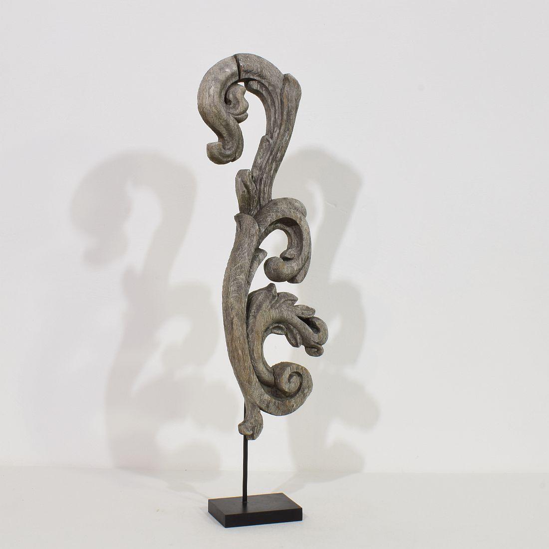 French 17/ 18th Century  Hand Carved Oak Baroque Curl Ornament In Good Condition For Sale In Buisson, FR