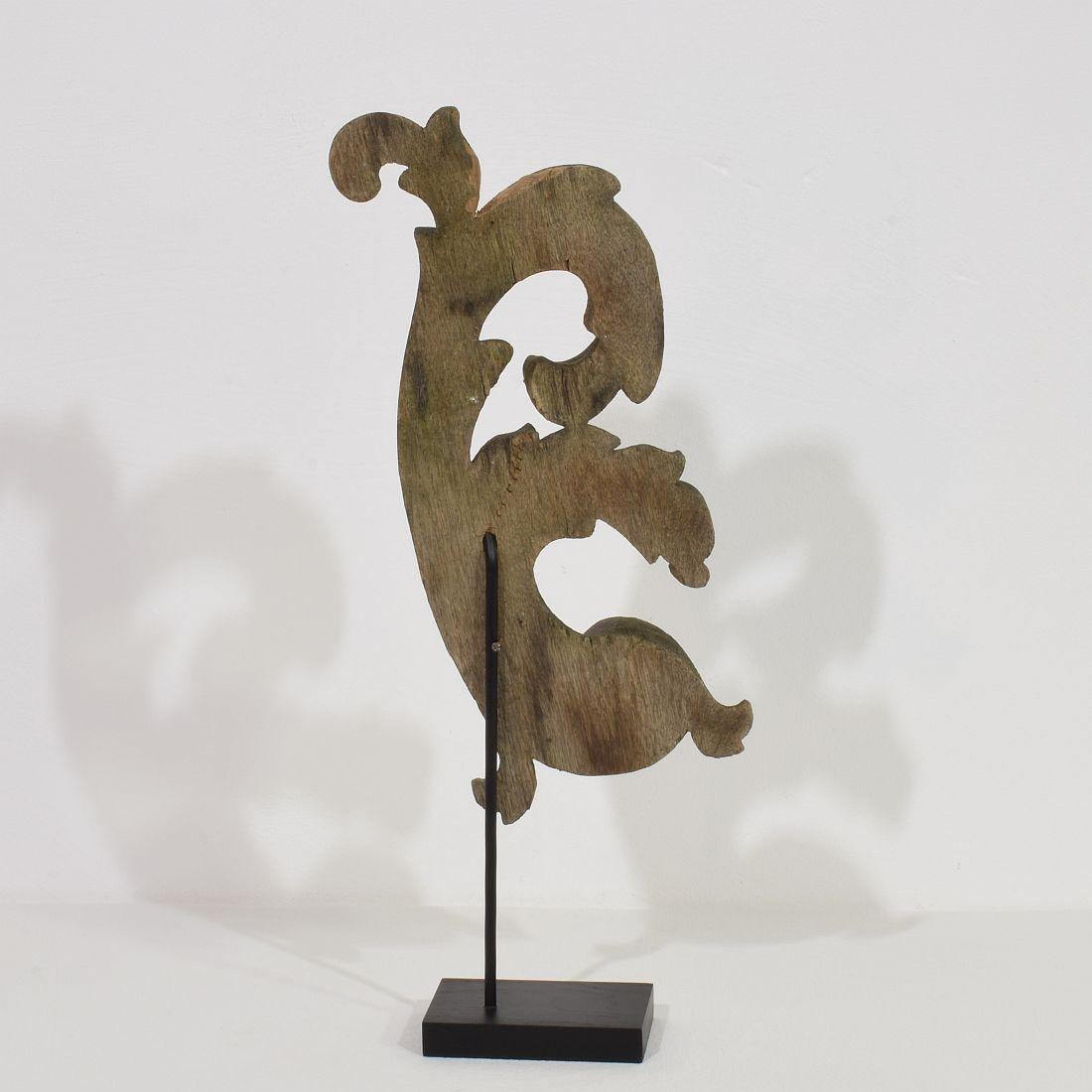 18th Century and Earlier French 17/ 18th Century  Hand Carved Oak Baroque Curl Ornament For Sale