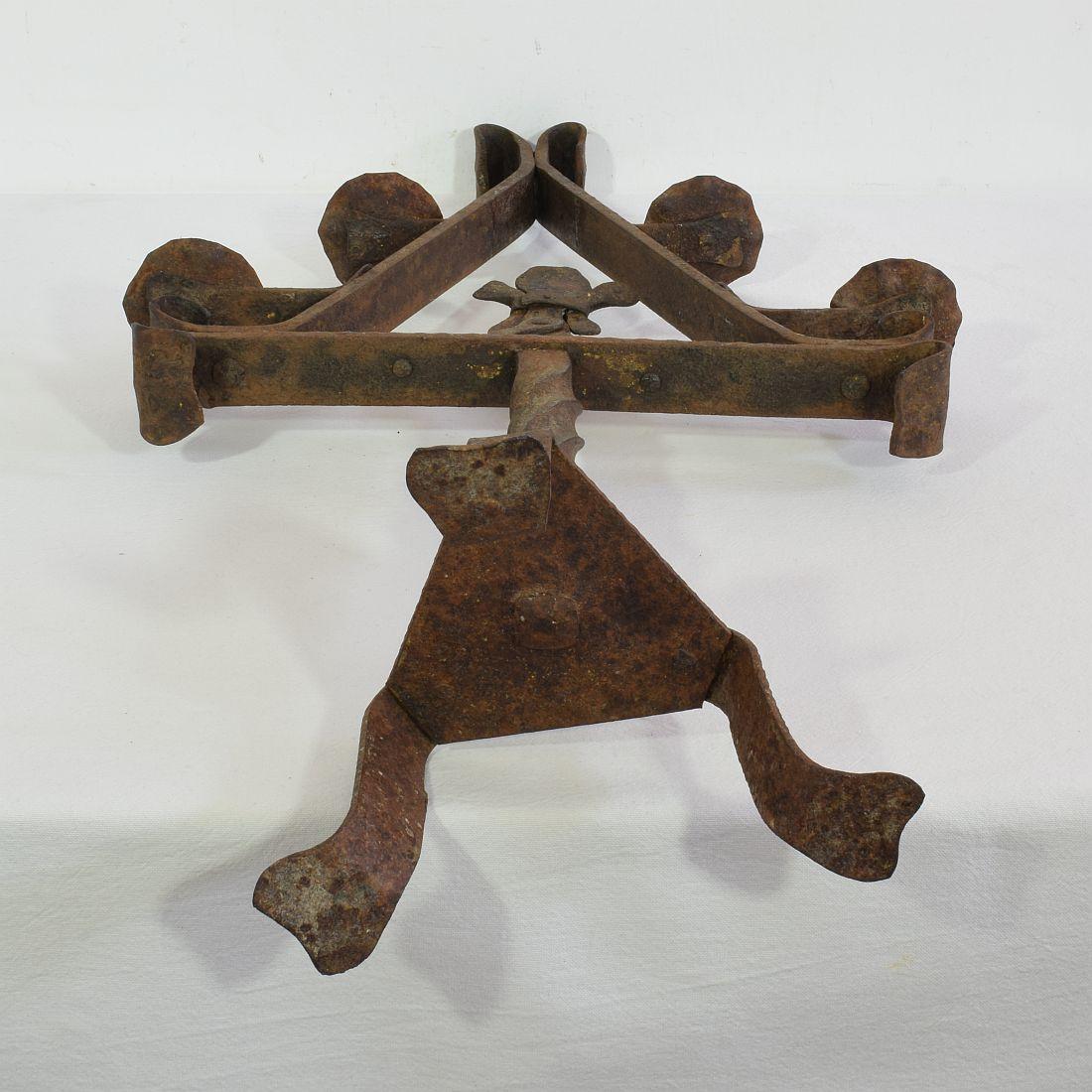 Chandelier français en fer forgé à la main du XVIIe au XVIIIe siècle en vente 12