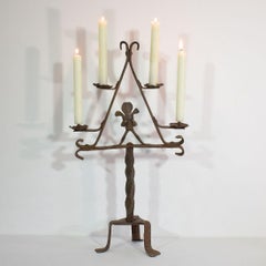 Candelabro francés de hierro forjado a mano del siglo XVII-XVIII de estilo gótico