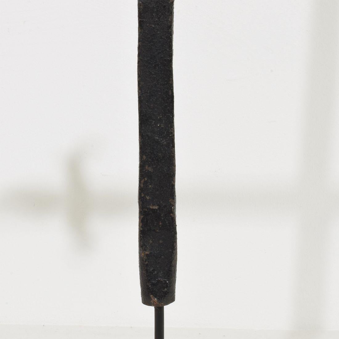 Croix de village en fer forgé à la main, France, 17/18e siècle en vente 2