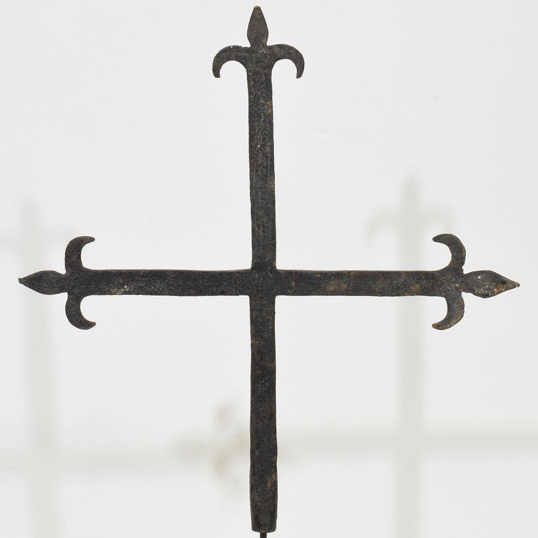 Croix de village en fer forgé à la main, France, 17/18e siècle en vente 3