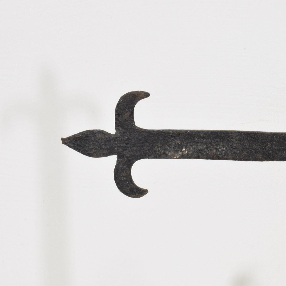 Französisches, handgeschmiedetes Dorfkreuz aus Eisen, 17./18. Jahrhundert im Angebot 9