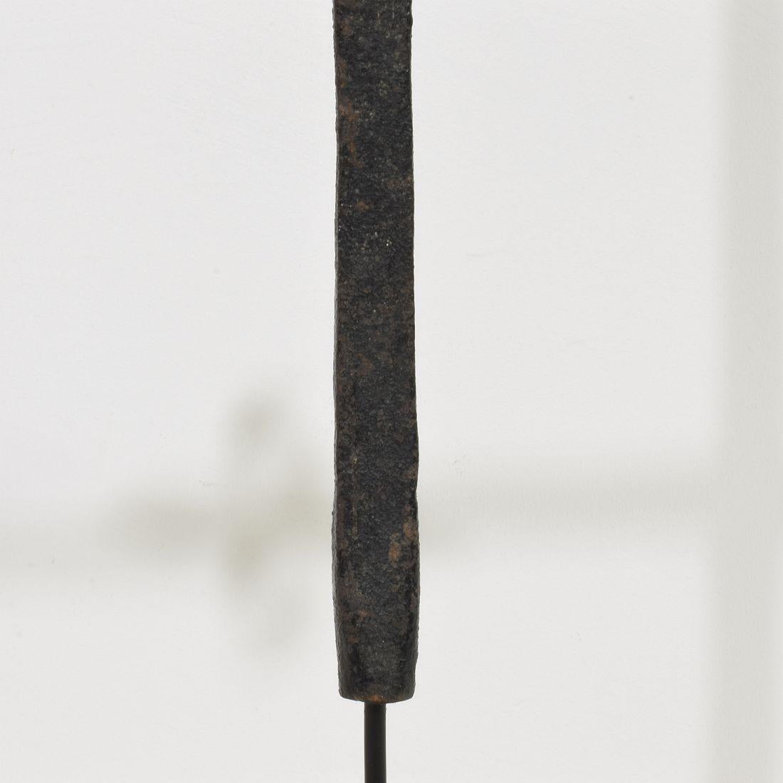 Französisches, handgeschmiedetes Dorfkreuz aus Eisen, 17./18. Jahrhundert im Angebot 12