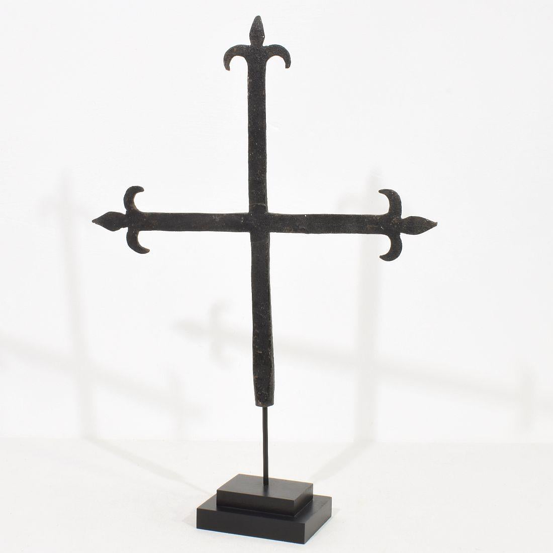 Einzigartiges handgeschmiedetes Eisenkreuz, das einst in der Mitte eines provenzalischen Dorfes stand.
Frankreich, ca. 1650-1750. Verwittert.
Die Messung erfolgt mit dem Holzsockel.