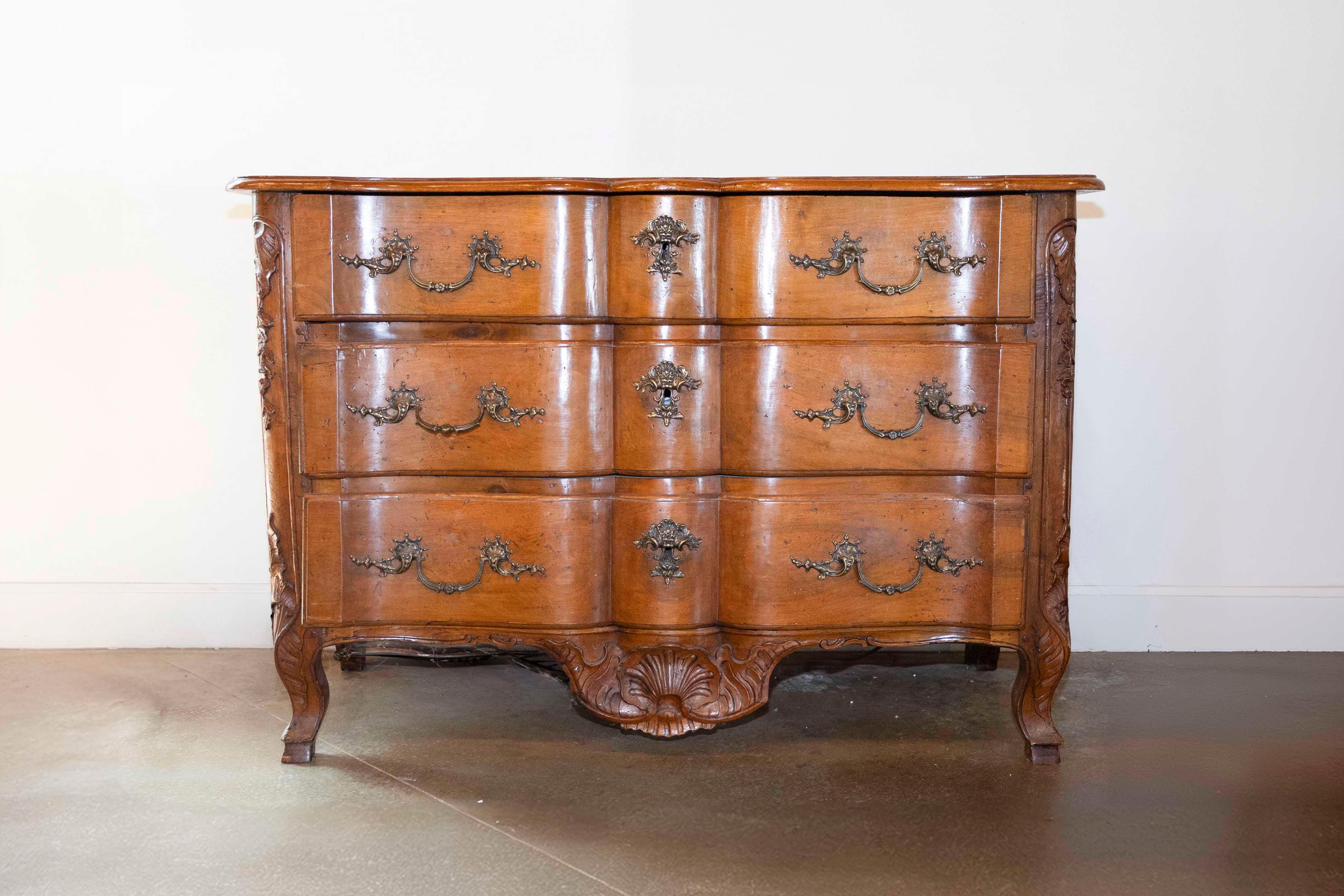 Régence Commode francese in noce Regence del 1720 alla maniera di Thomas e Pierre Hache in vendita