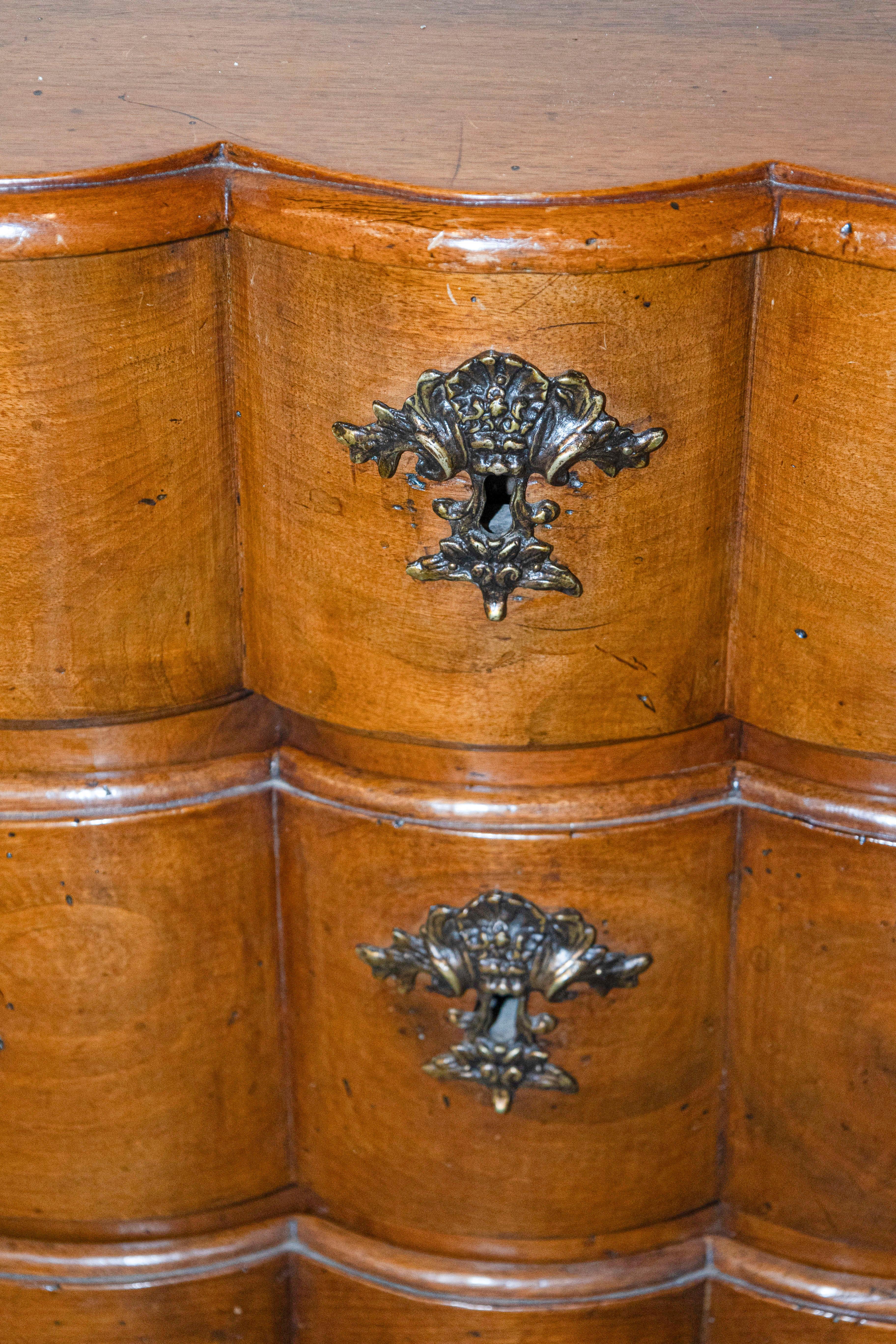 Francese Commode francese in noce Regence del 1720 alla maniera di Thomas e Pierre Hache in vendita