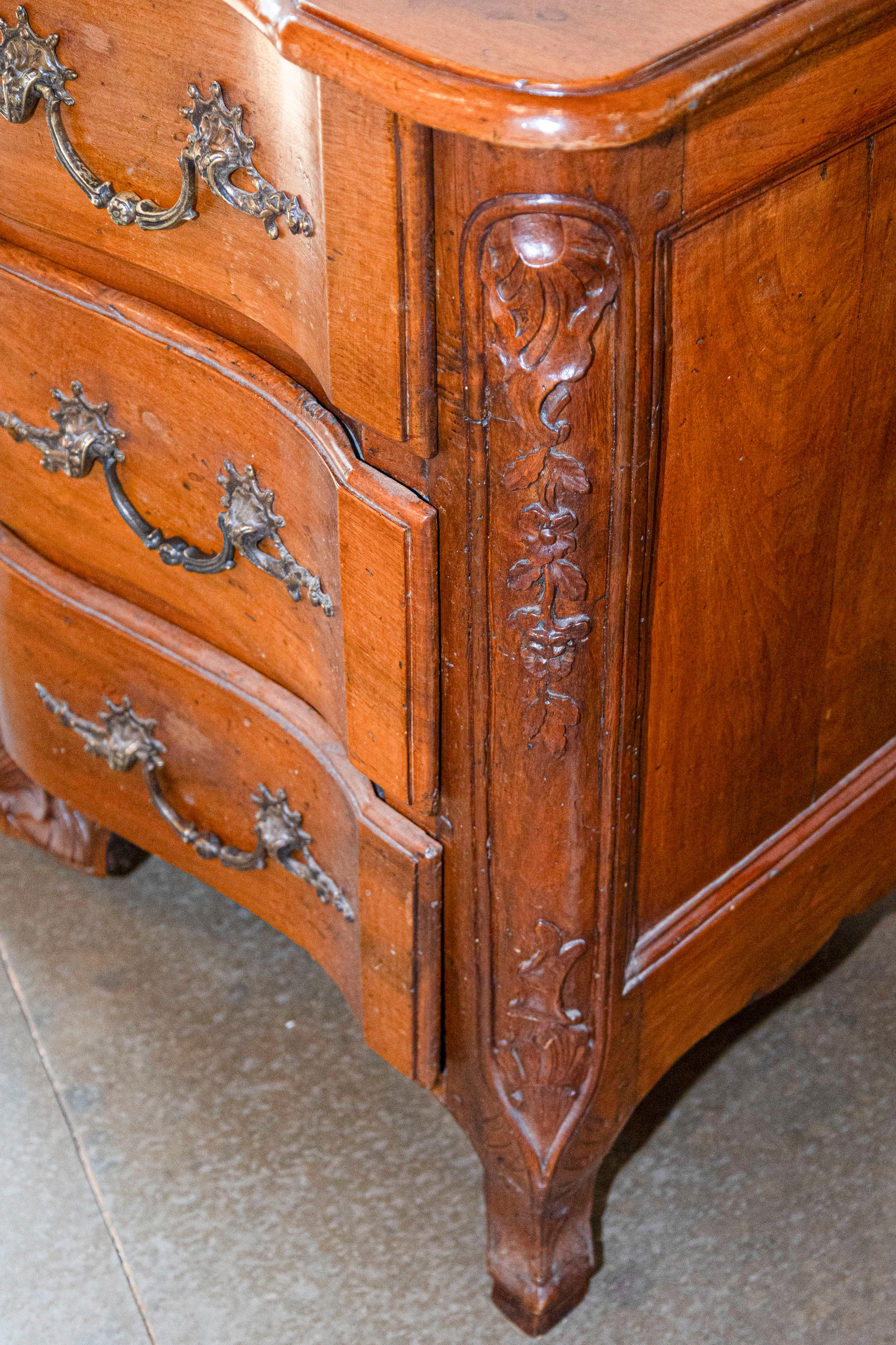 Commode francese in noce Regence del 1720 alla maniera di Thomas e Pierre Hache In condizioni buone in vendita a Atlanta, GA