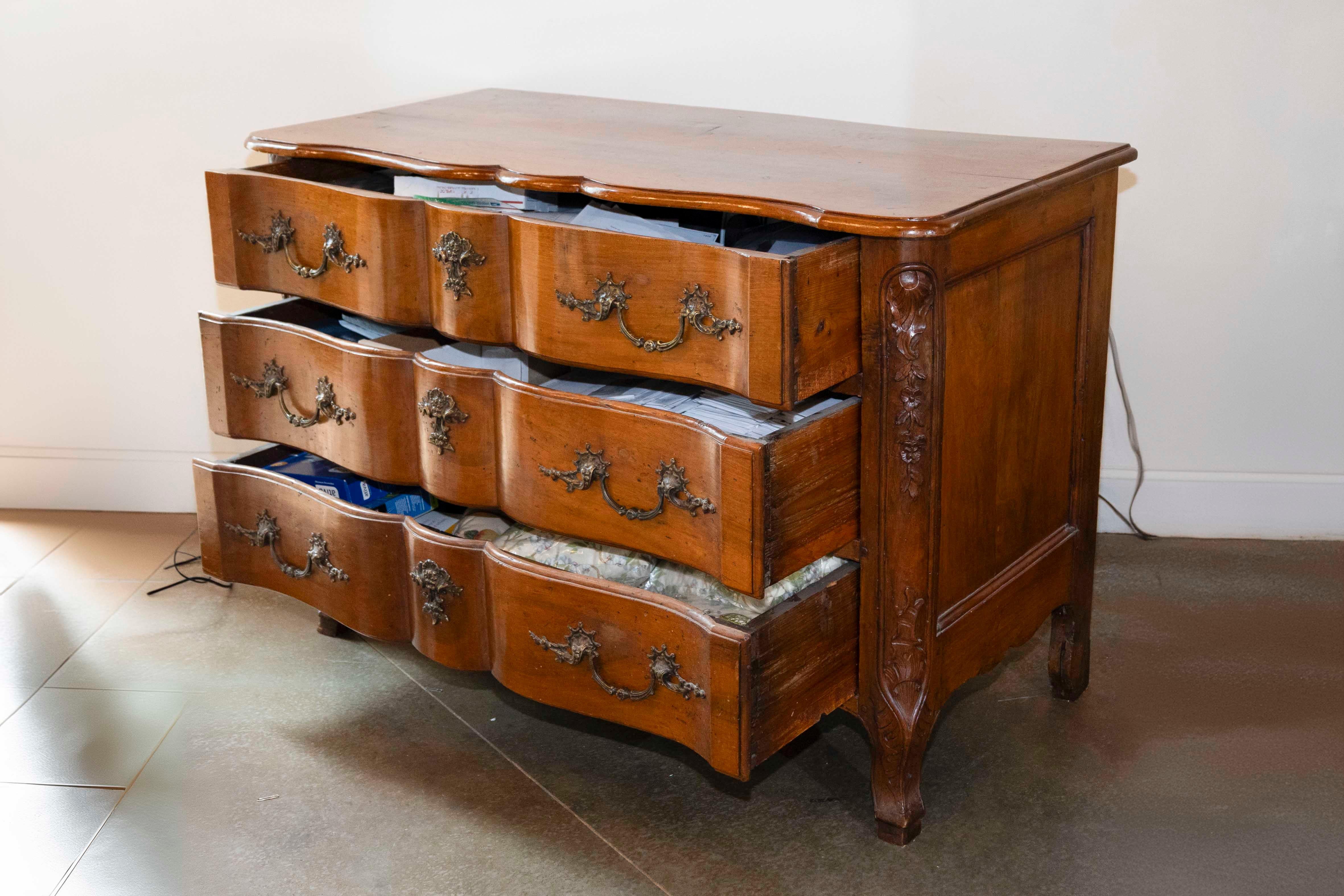 XVIII secolo Commode francese in noce Regence del 1720 alla maniera di Thomas e Pierre Hache in vendita
