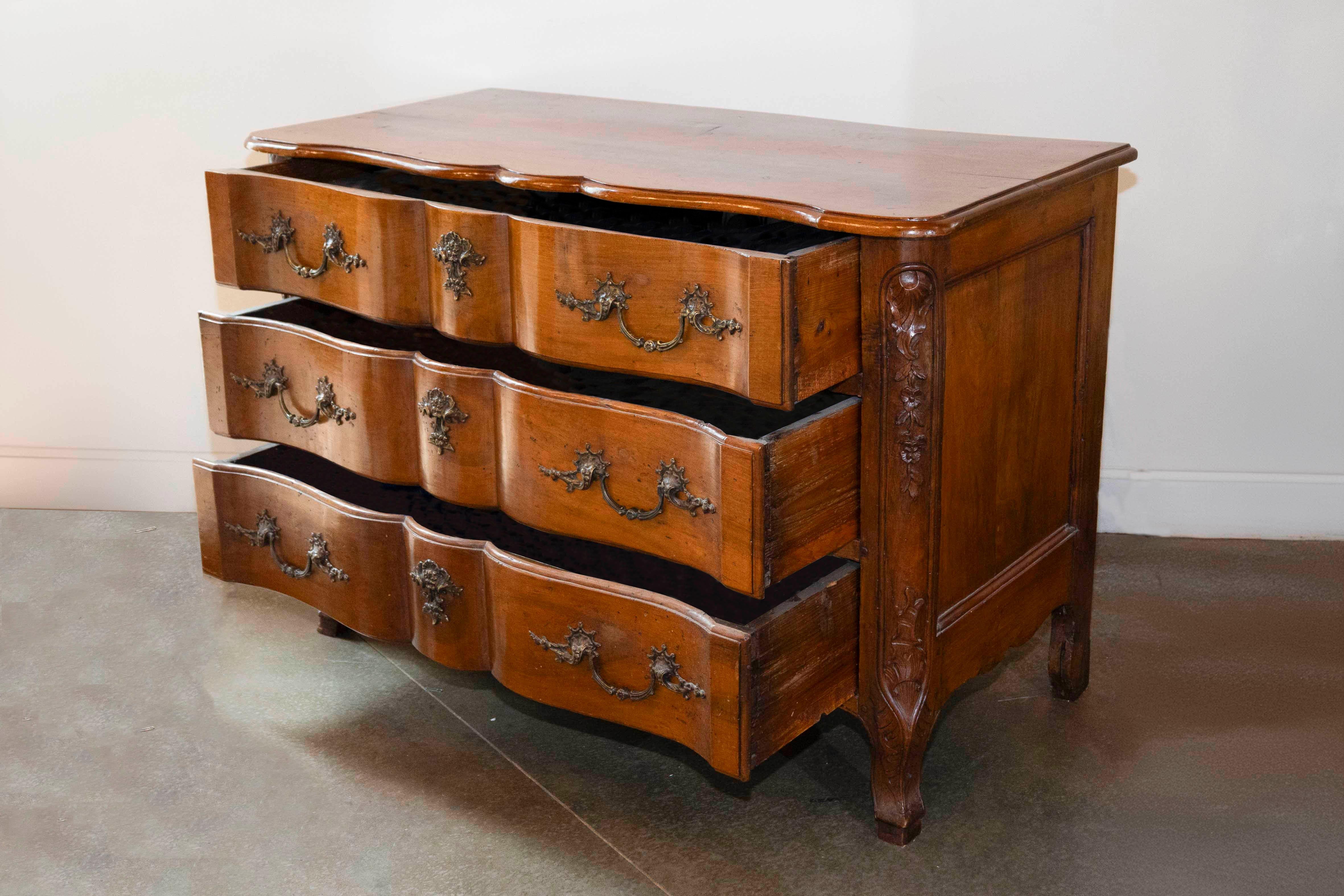 Bronzo Commode francese in noce Regence del 1720 alla maniera di Thomas e Pierre Hache in vendita
