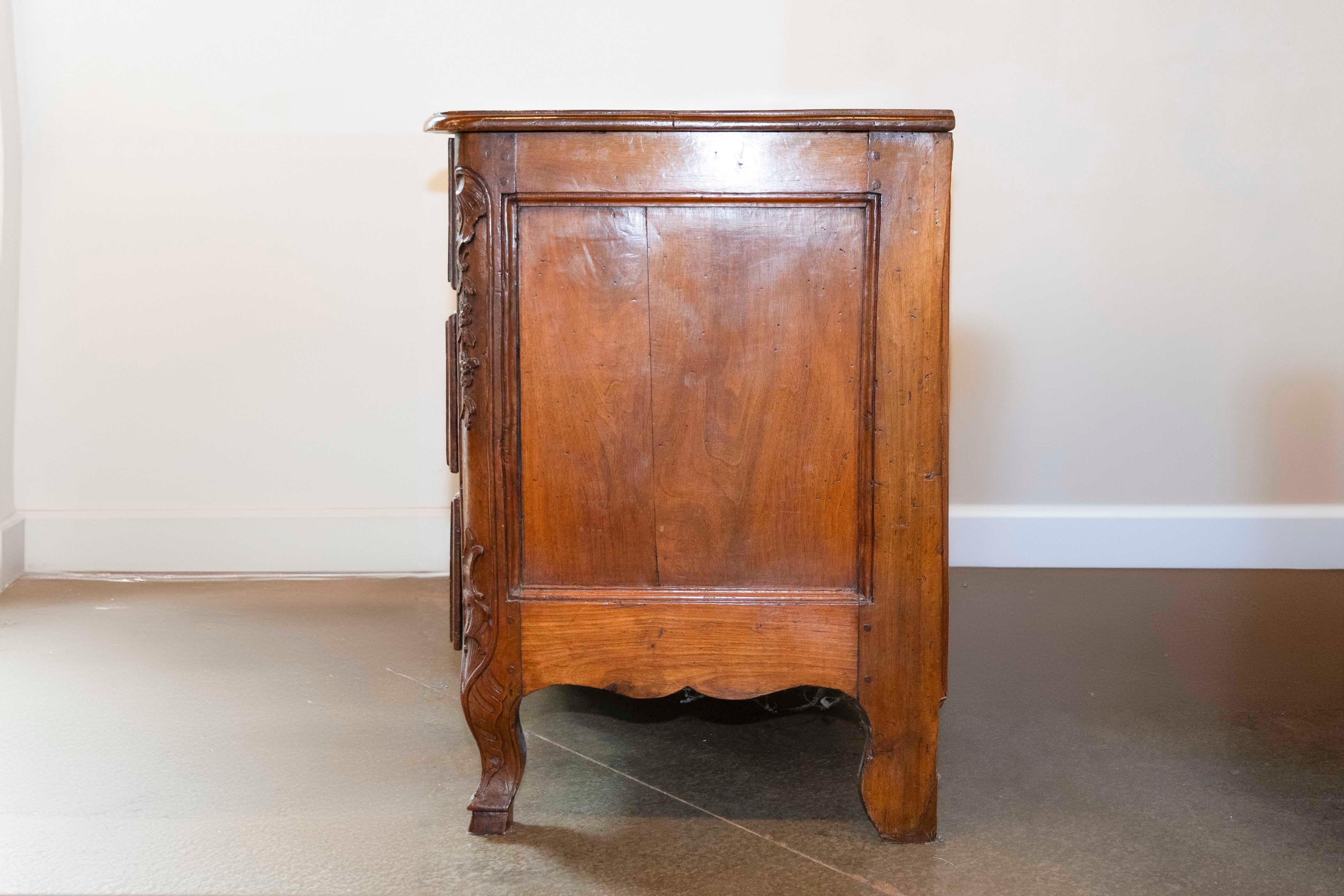 Commode francese in noce Regence del 1720 alla maniera di Thomas e Pierre Hache in vendita 1