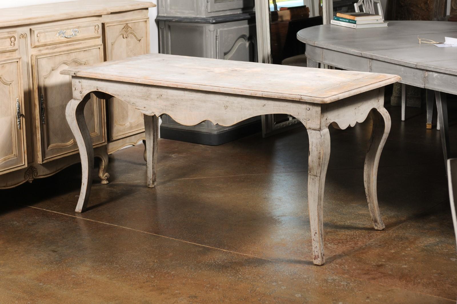 Table console française des années 1730 peinte à la manière de Rgence avec tablier et pieds cabriole sculptés en vente 3