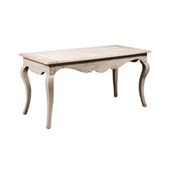 Table console française des années 1730 peinte à la manière de Rgence avec tablier et pieds cabriole sculptés