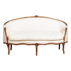 Settee française d'époque Louis XV des années 1740 en noyer avec pieds cabriole et nouveau tissu d'ameublement