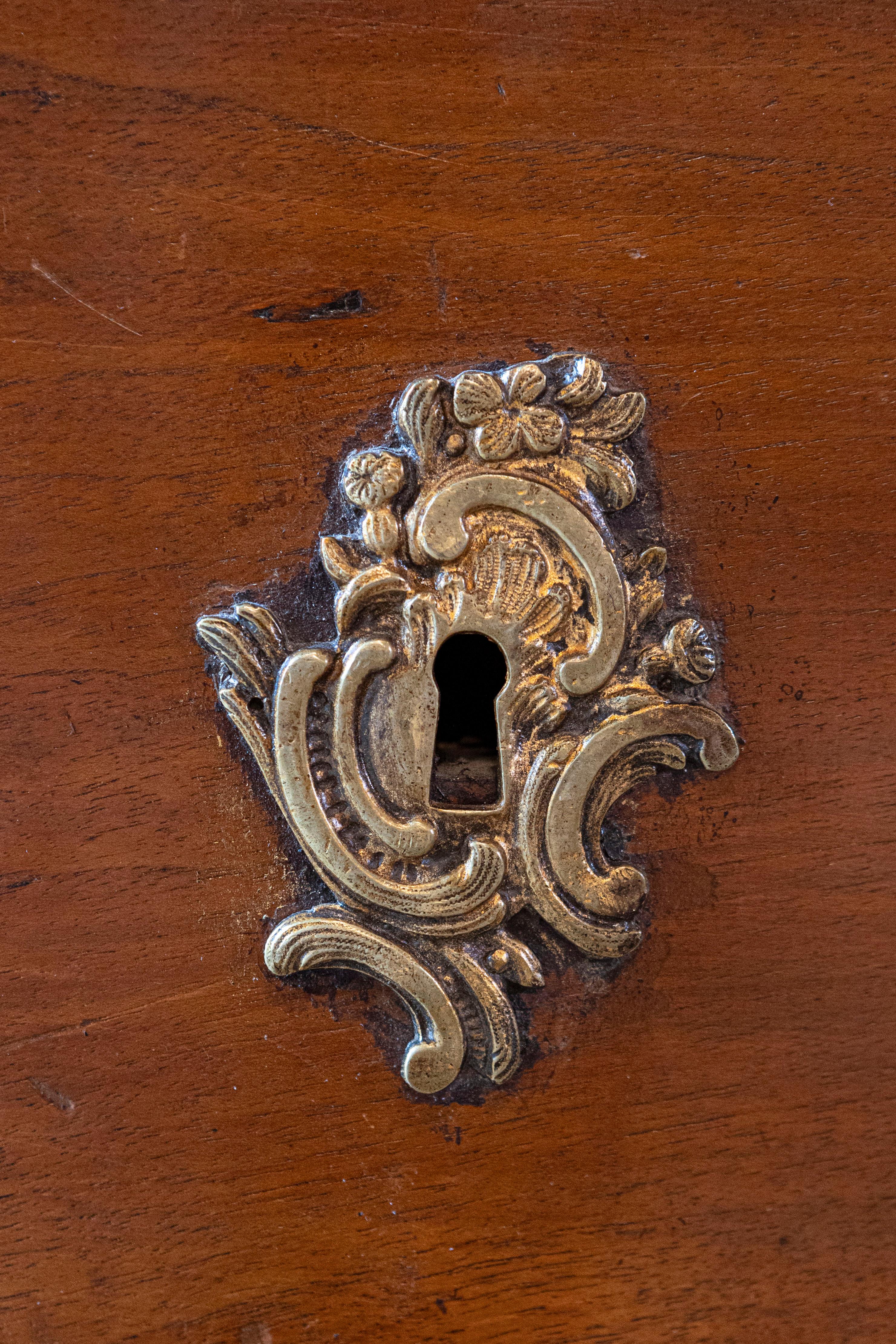 Commode francese del 1740 Luigi XV a due cassetti con grembiule intagliato e gambe cabriole in vendita 3
