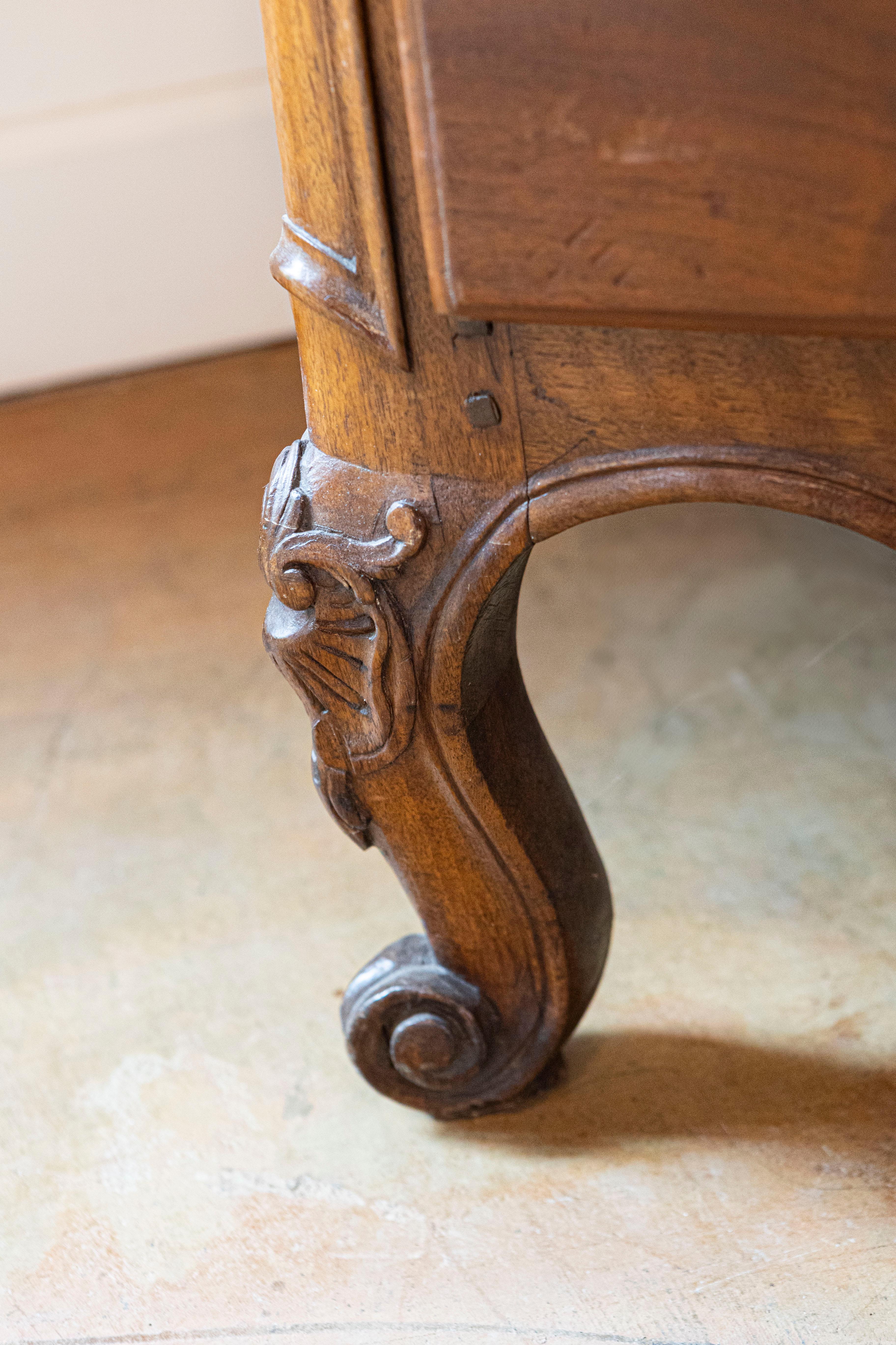 Commode francese del 1740 Luigi XV a due cassetti con grembiule intagliato e gambe cabriole in vendita 4