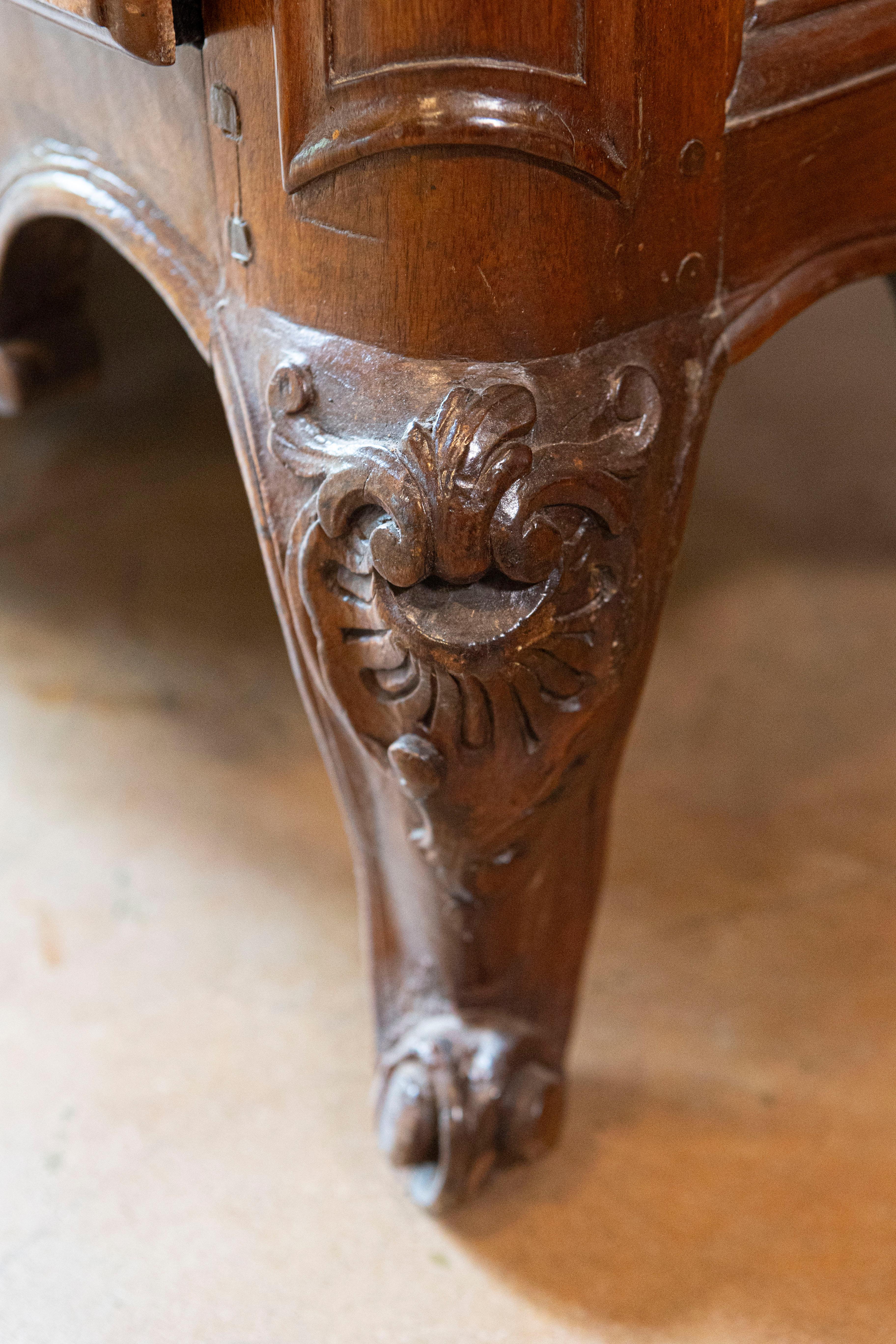 Commode francese del 1740 Luigi XV a due cassetti con grembiule intagliato e gambe cabriole in vendita 5