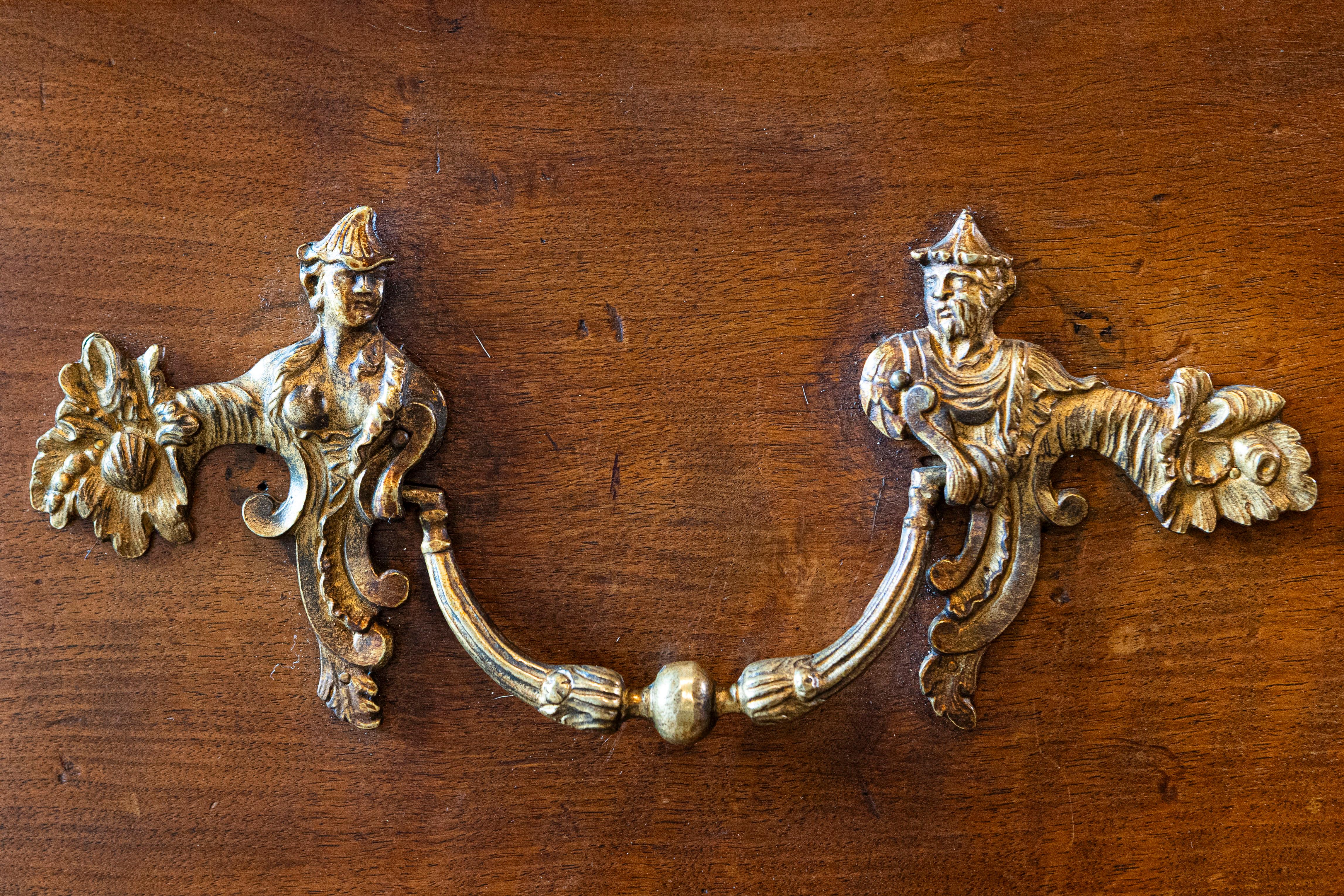 Commode francese del 1740 Luigi XV a due cassetti con grembiule intagliato e gambe cabriole in vendita 6