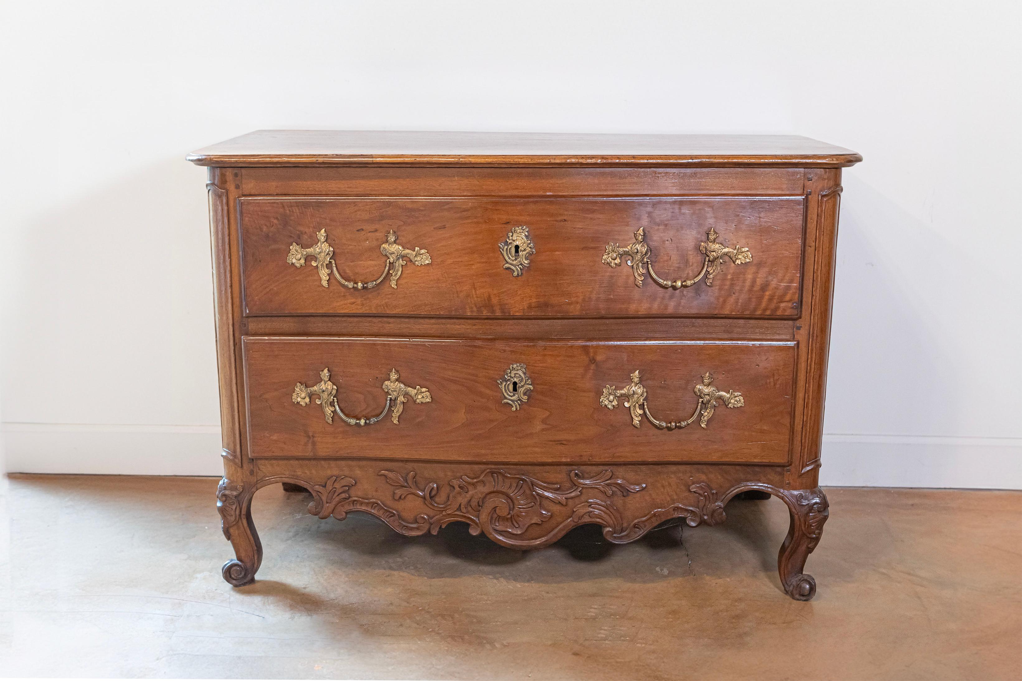 Francese Commode francese del 1740 Luigi XV a due cassetti con grembiule intagliato e gambe cabriole in vendita