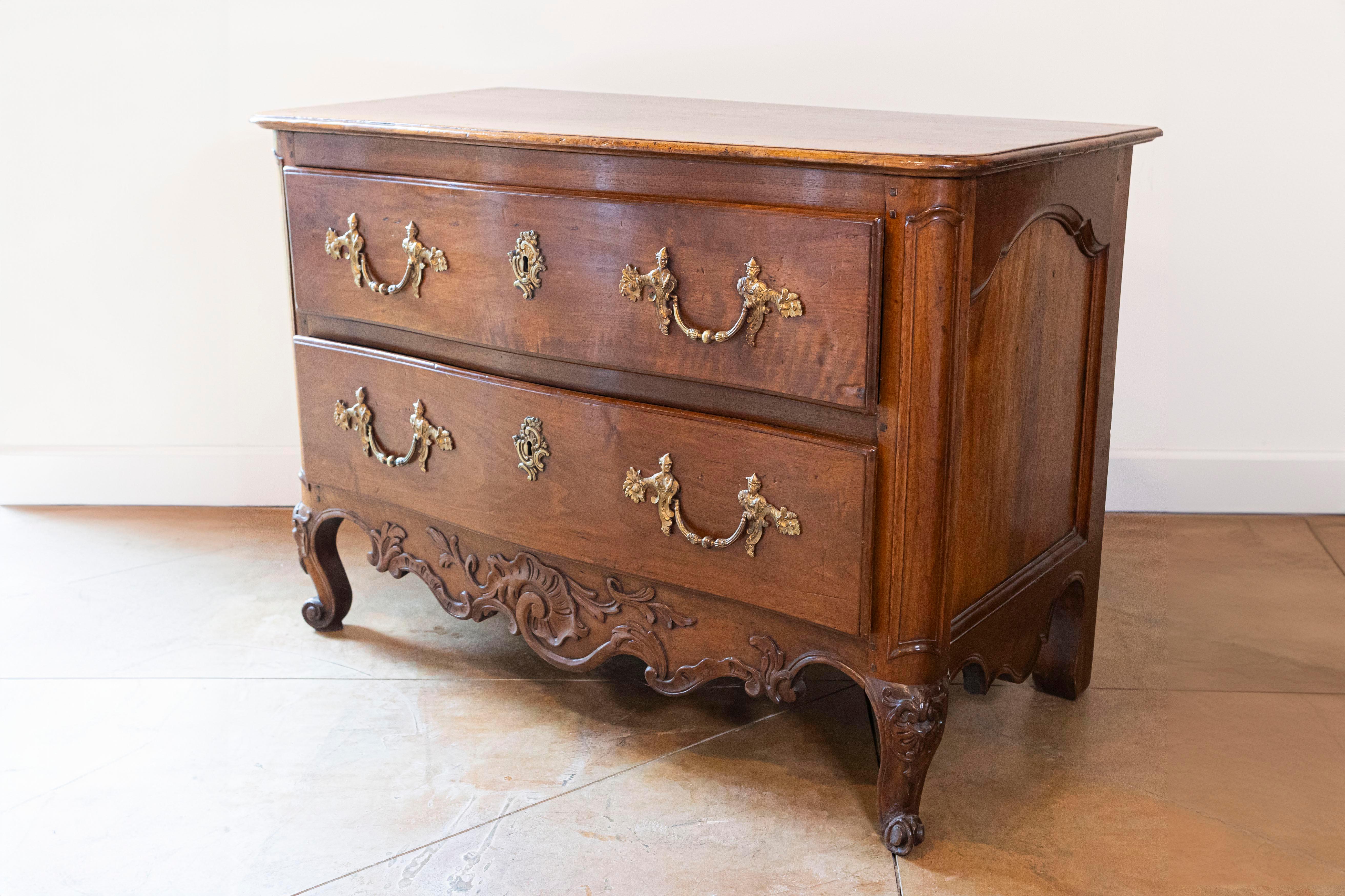 Intagliato Commode francese del 1740 Luigi XV a due cassetti con grembiule intagliato e gambe cabriole in vendita