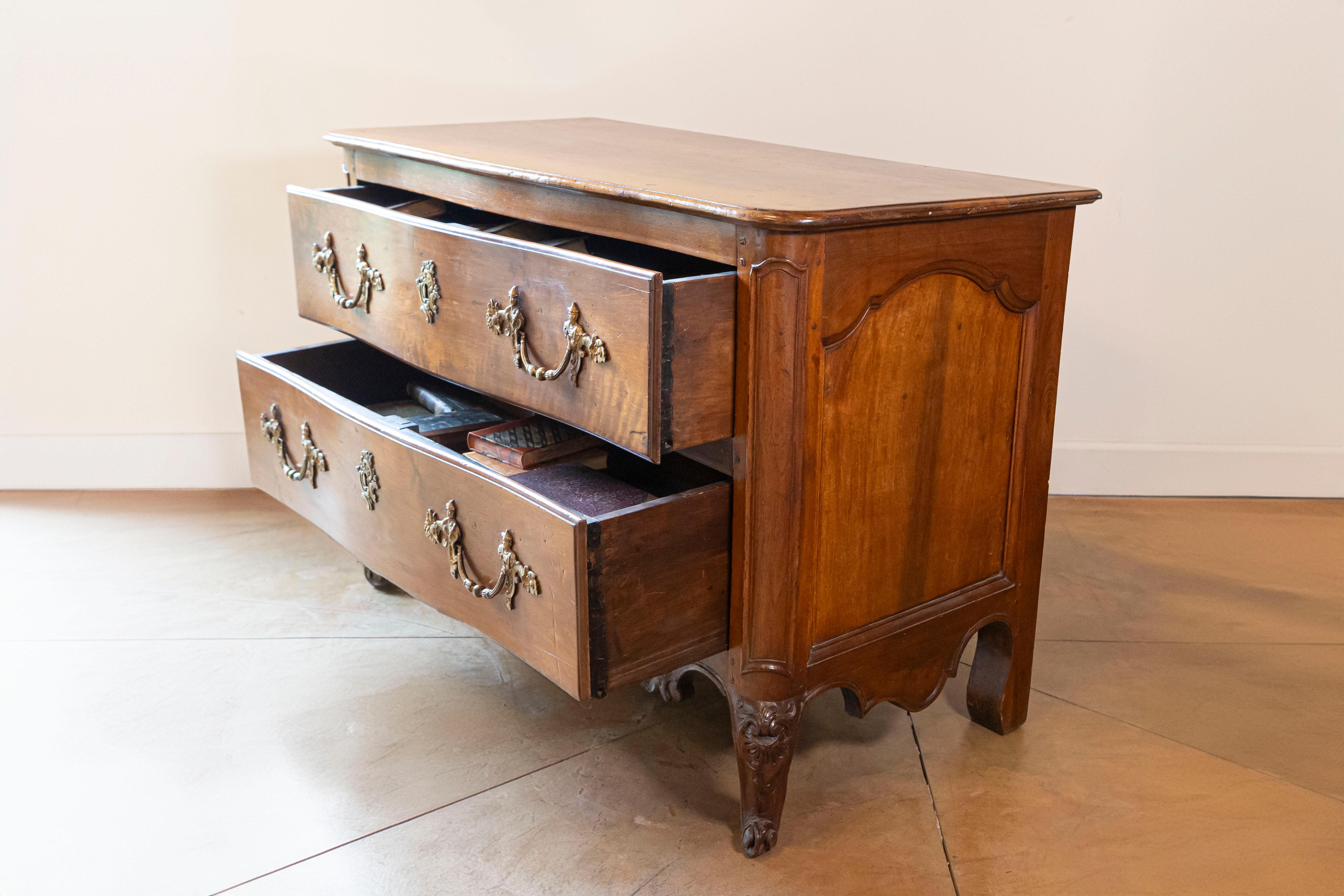 Commode francese del 1740 Luigi XV a due cassetti con grembiule intagliato e gambe cabriole In condizioni buone in vendita a Atlanta, GA