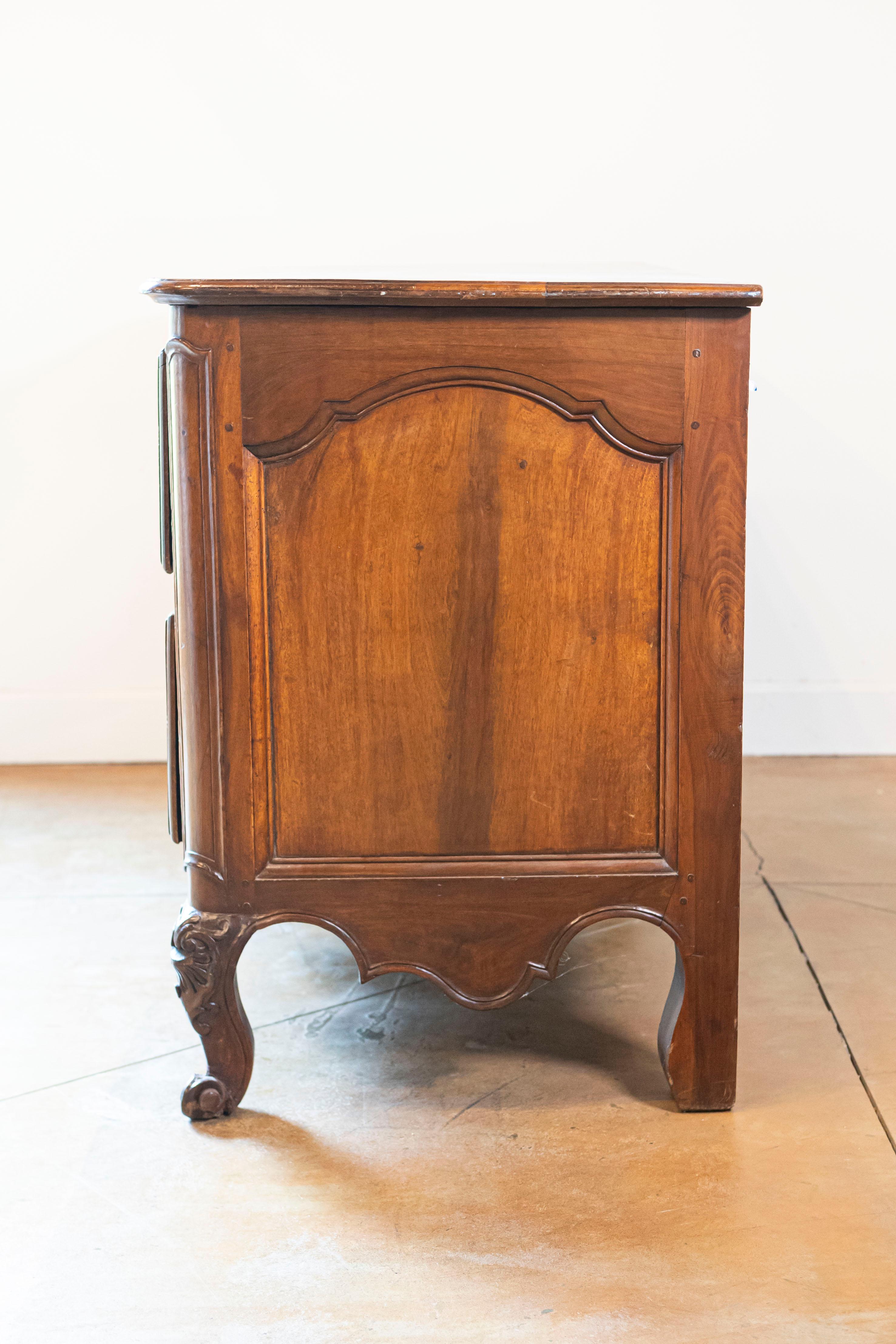 XVIII secolo Commode francese del 1740 Luigi XV a due cassetti con grembiule intagliato e gambe cabriole in vendita